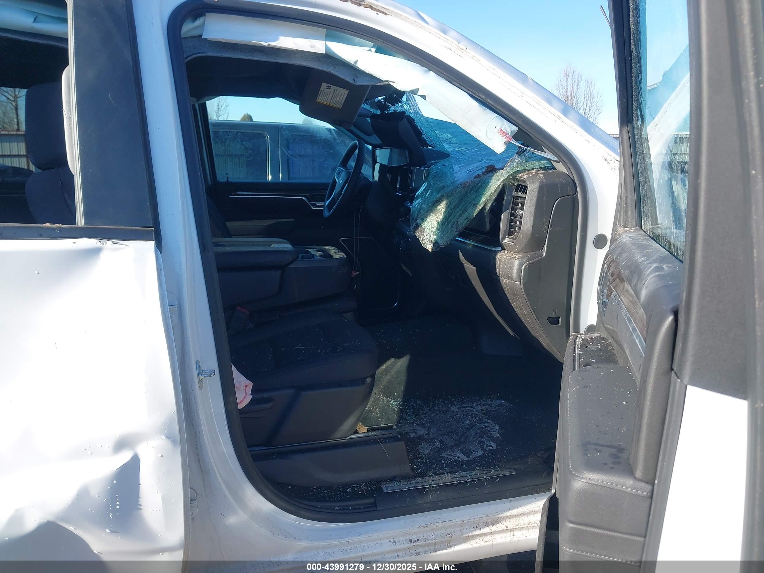 CHEVROLET SILVERADO image 5