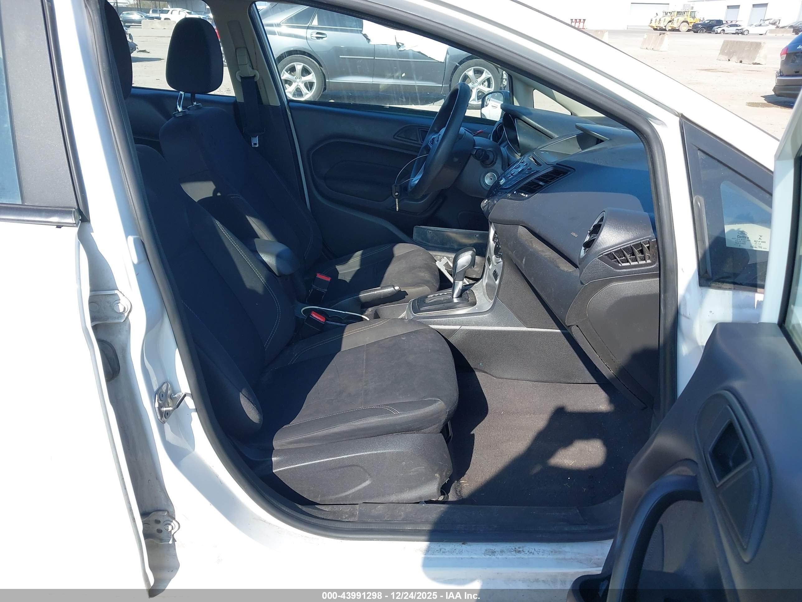 FORD FIESTA image 5