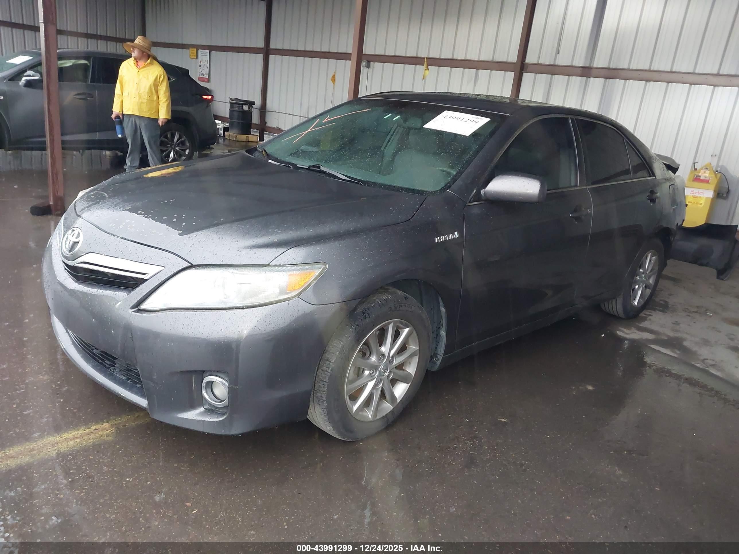 TOYOTA CAMRY image 2