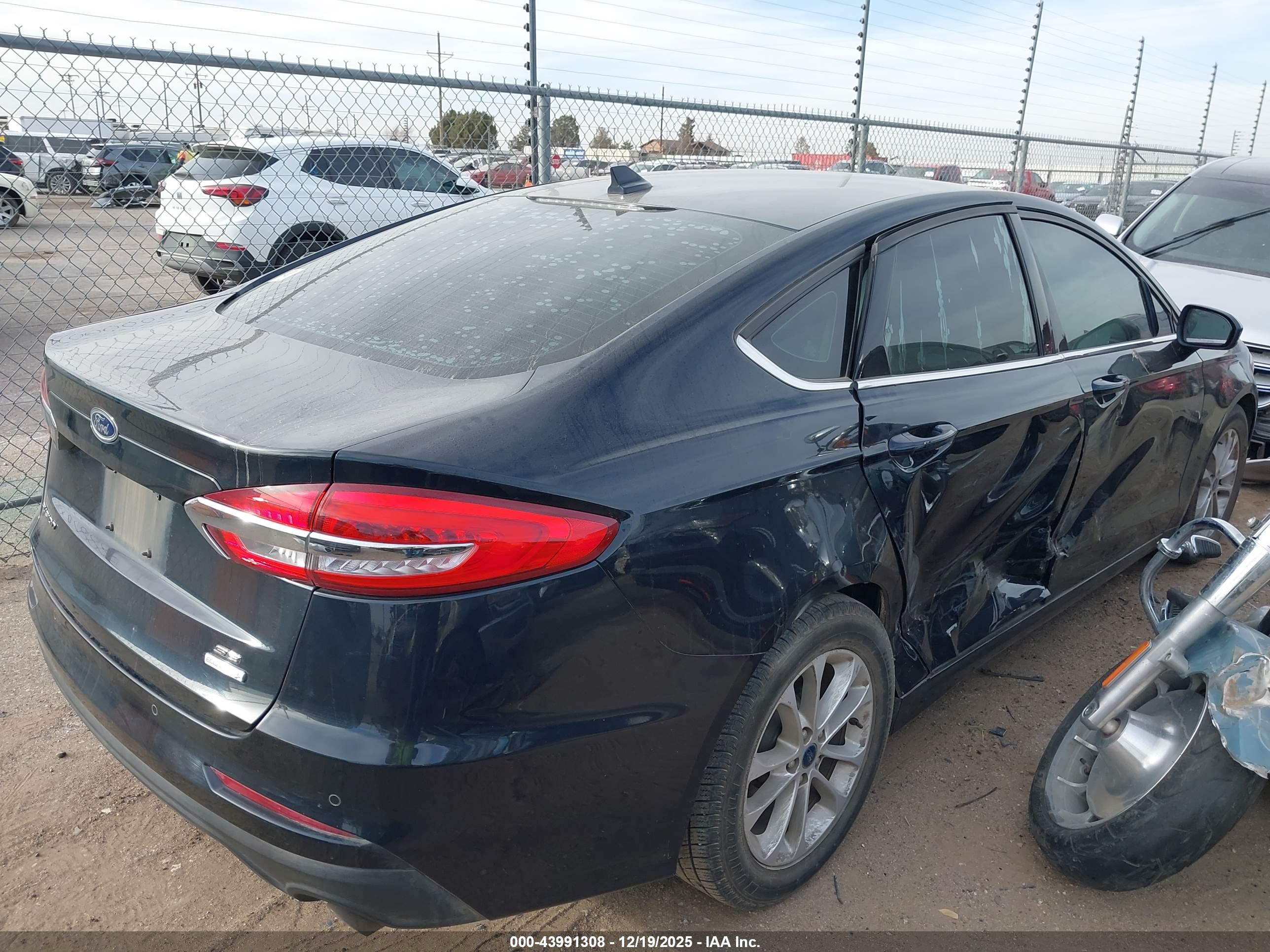FORD FUSION image 4