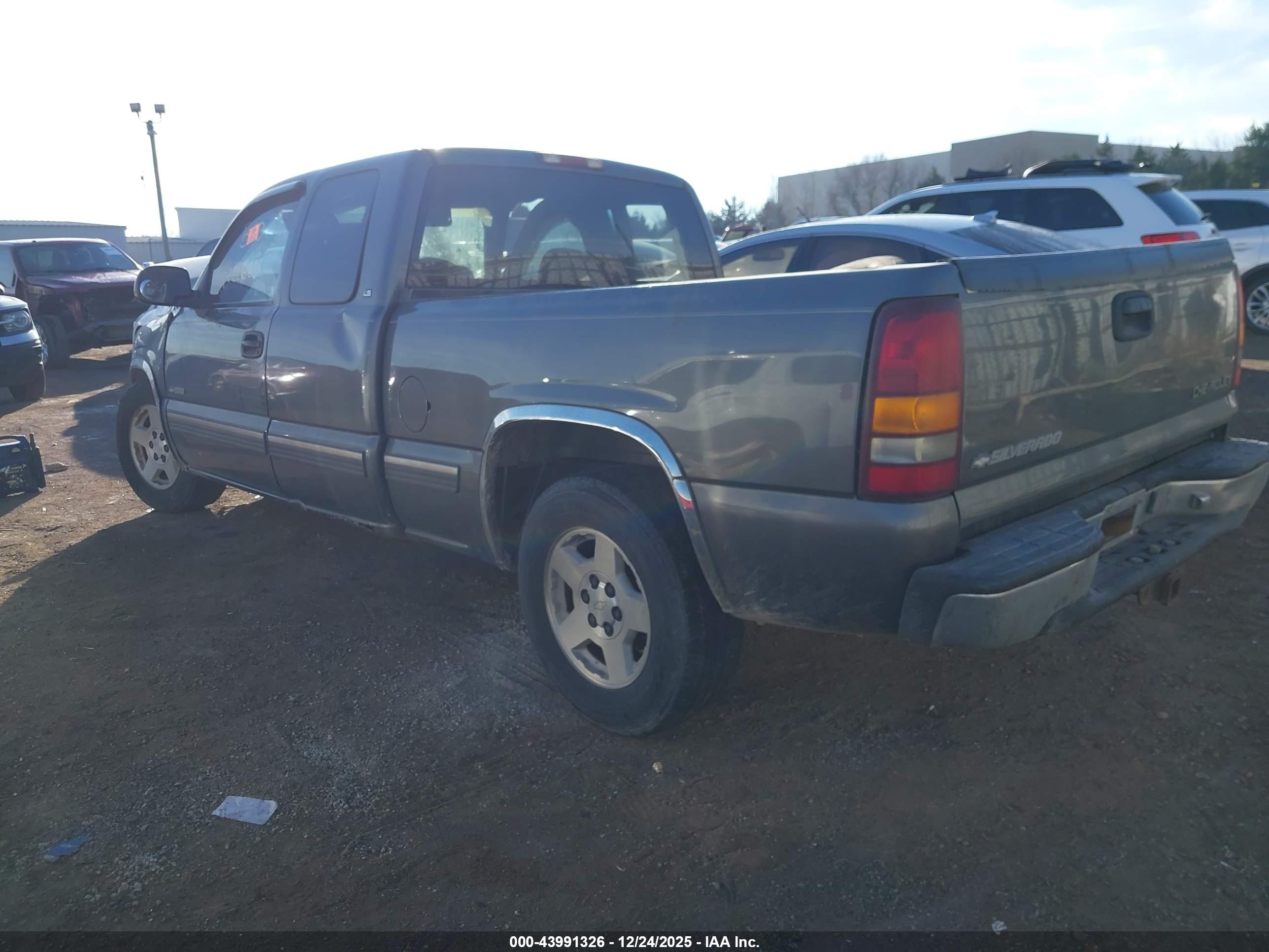 CHEVROLET SILVERADO image 3