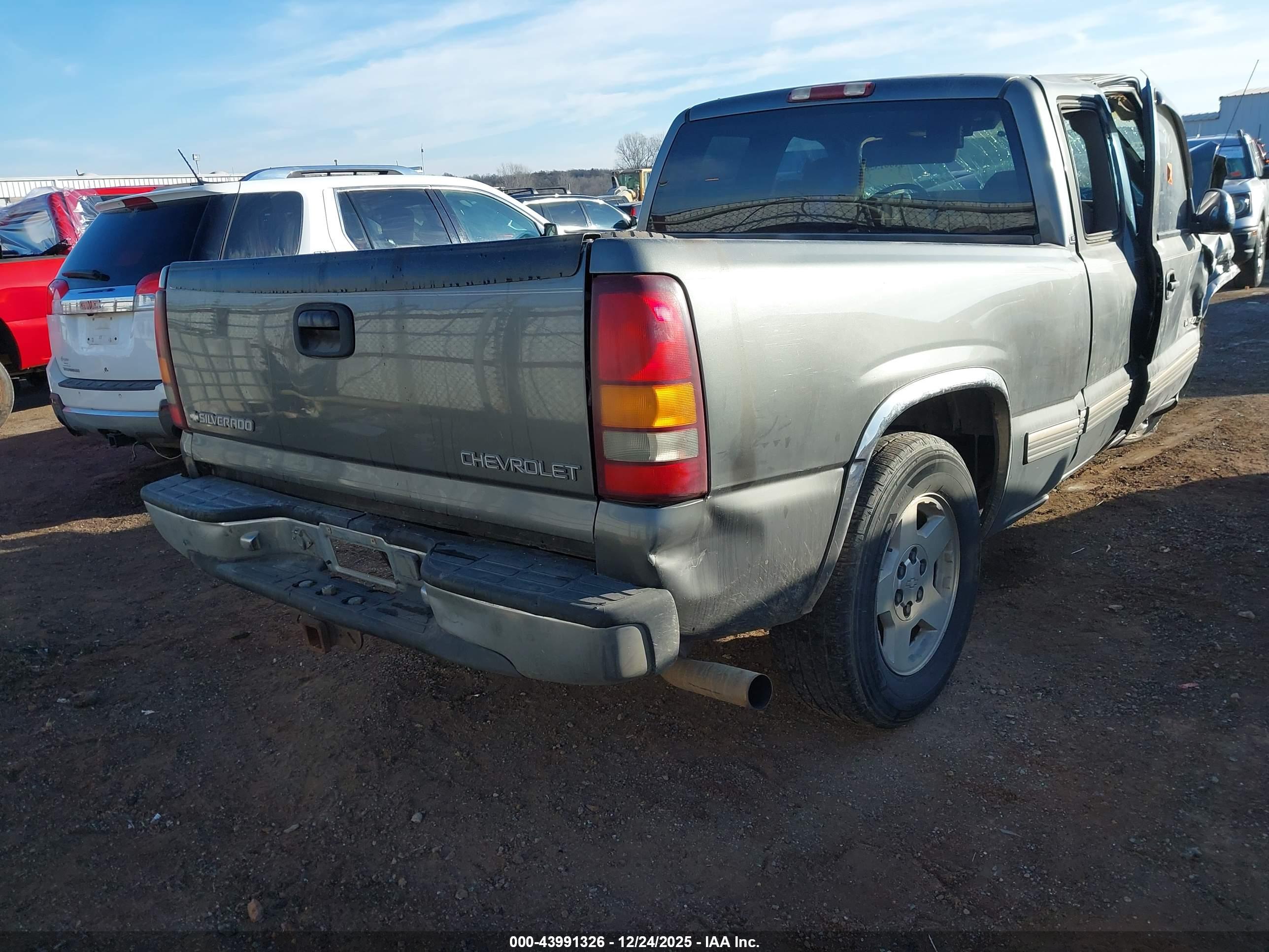 CHEVROLET SILVERADO image 4