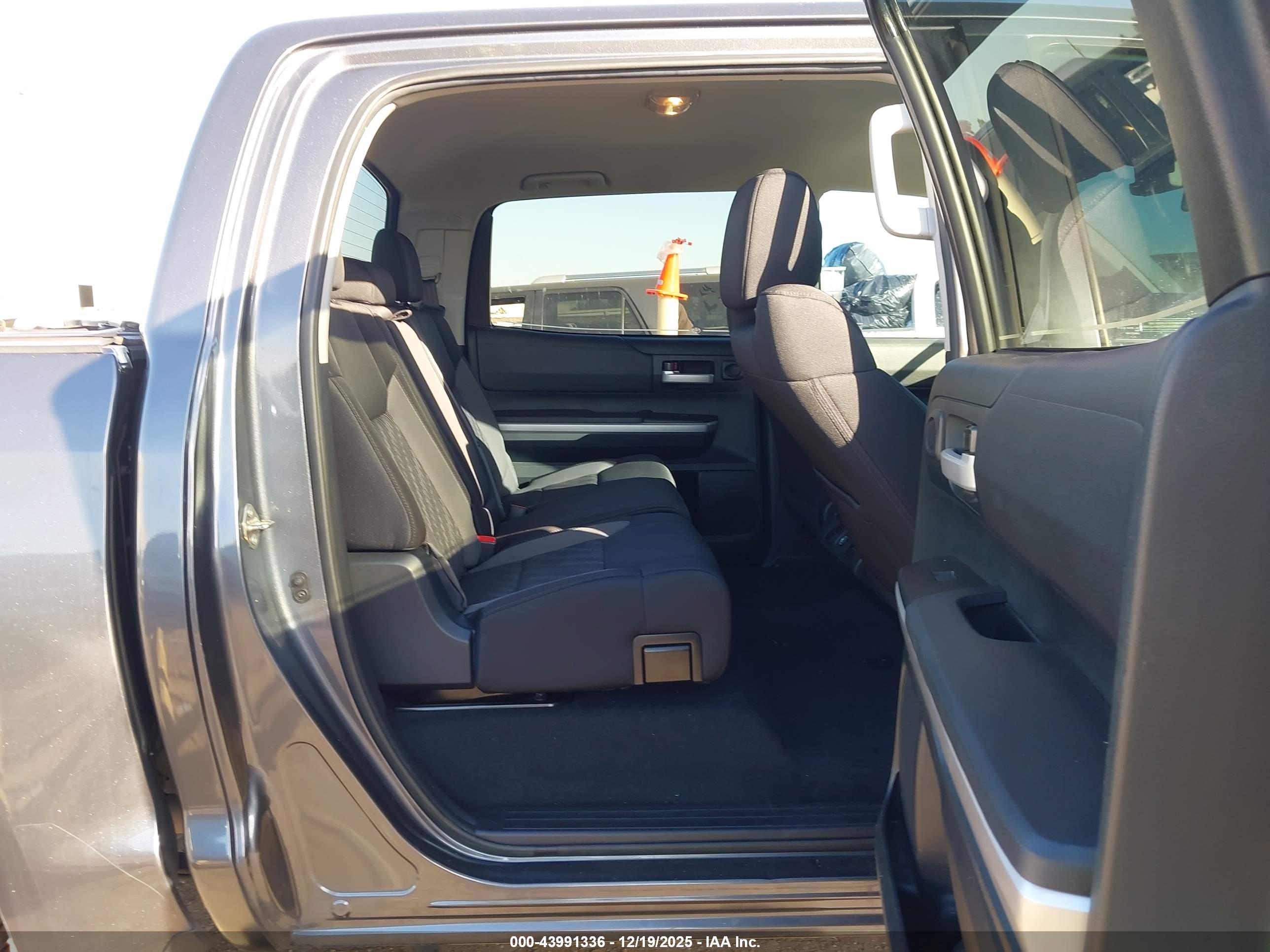 TOYOTA TUNDRA image 8