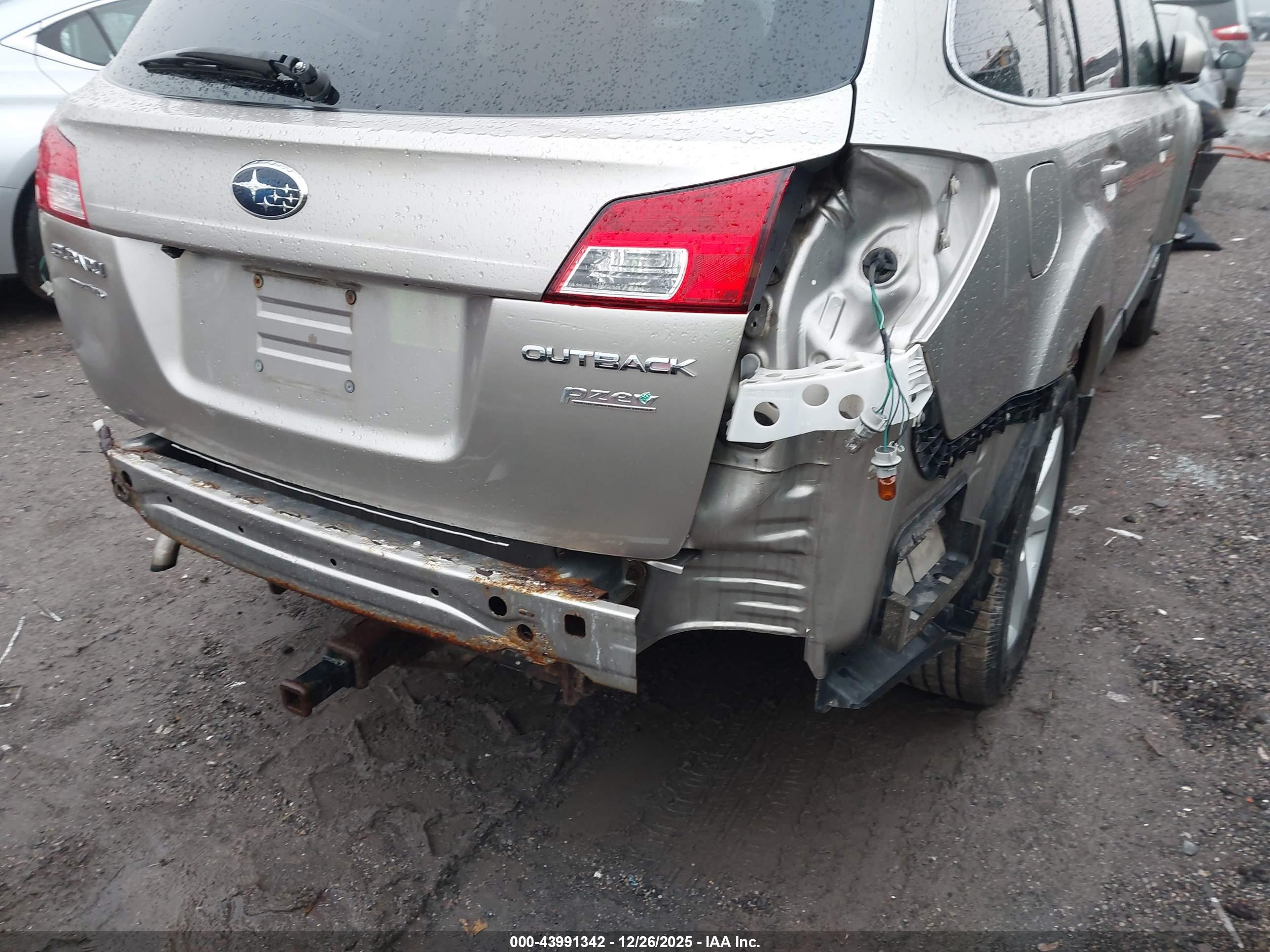 SUBARU OUTBACK image 6