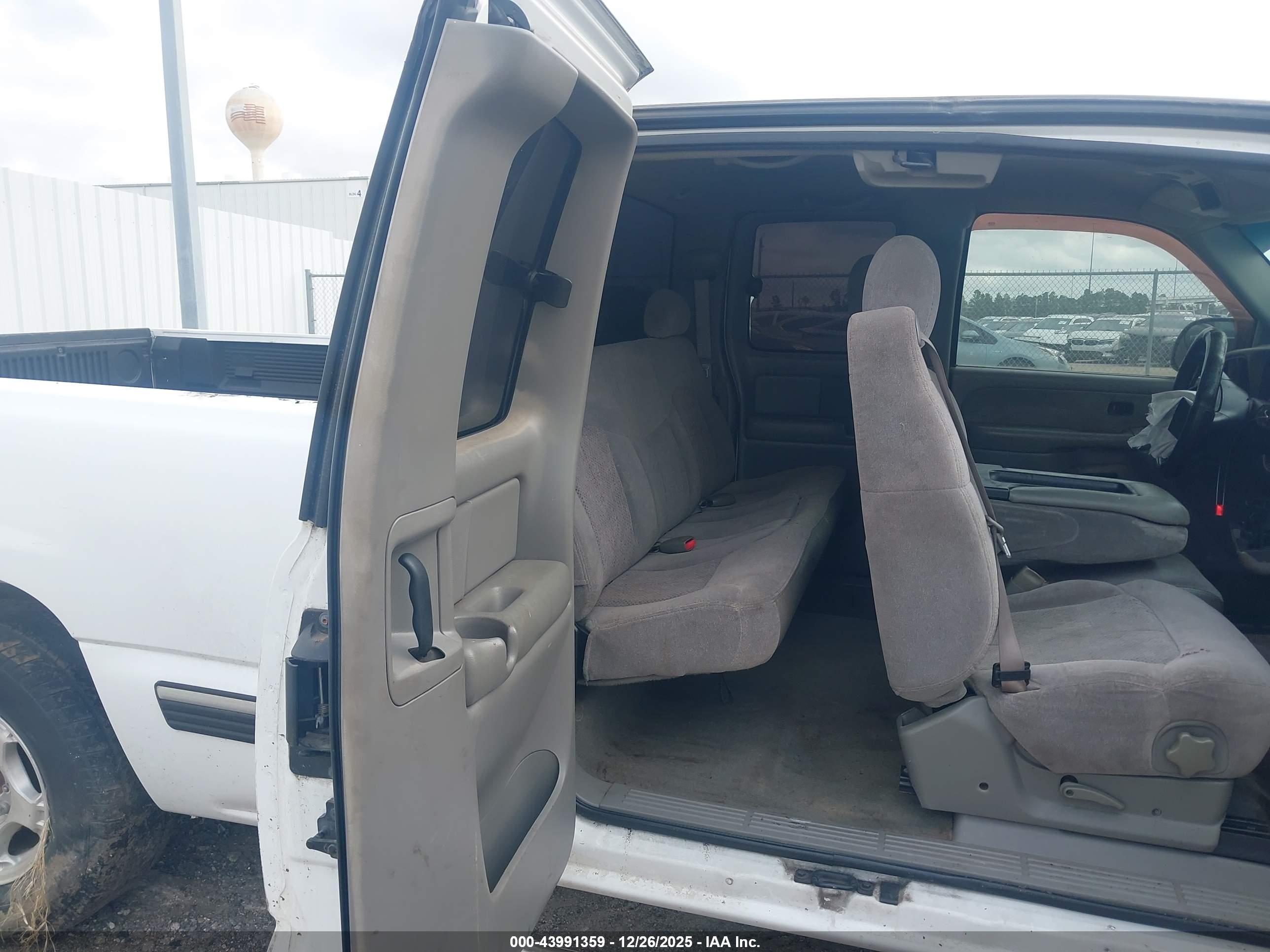 CHEVROLET SILVERADO image 8