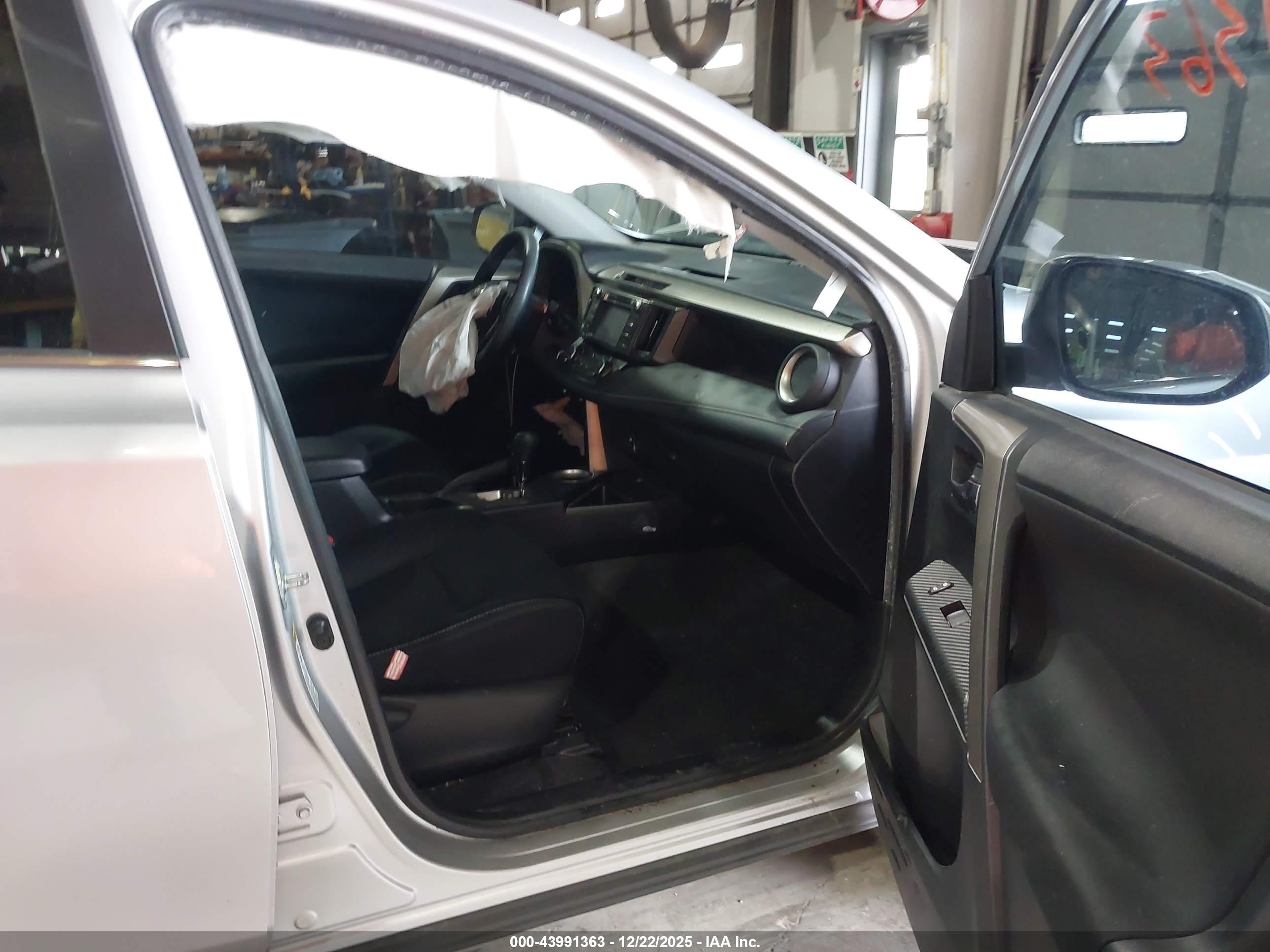 TOYOTA RAV4 image 5