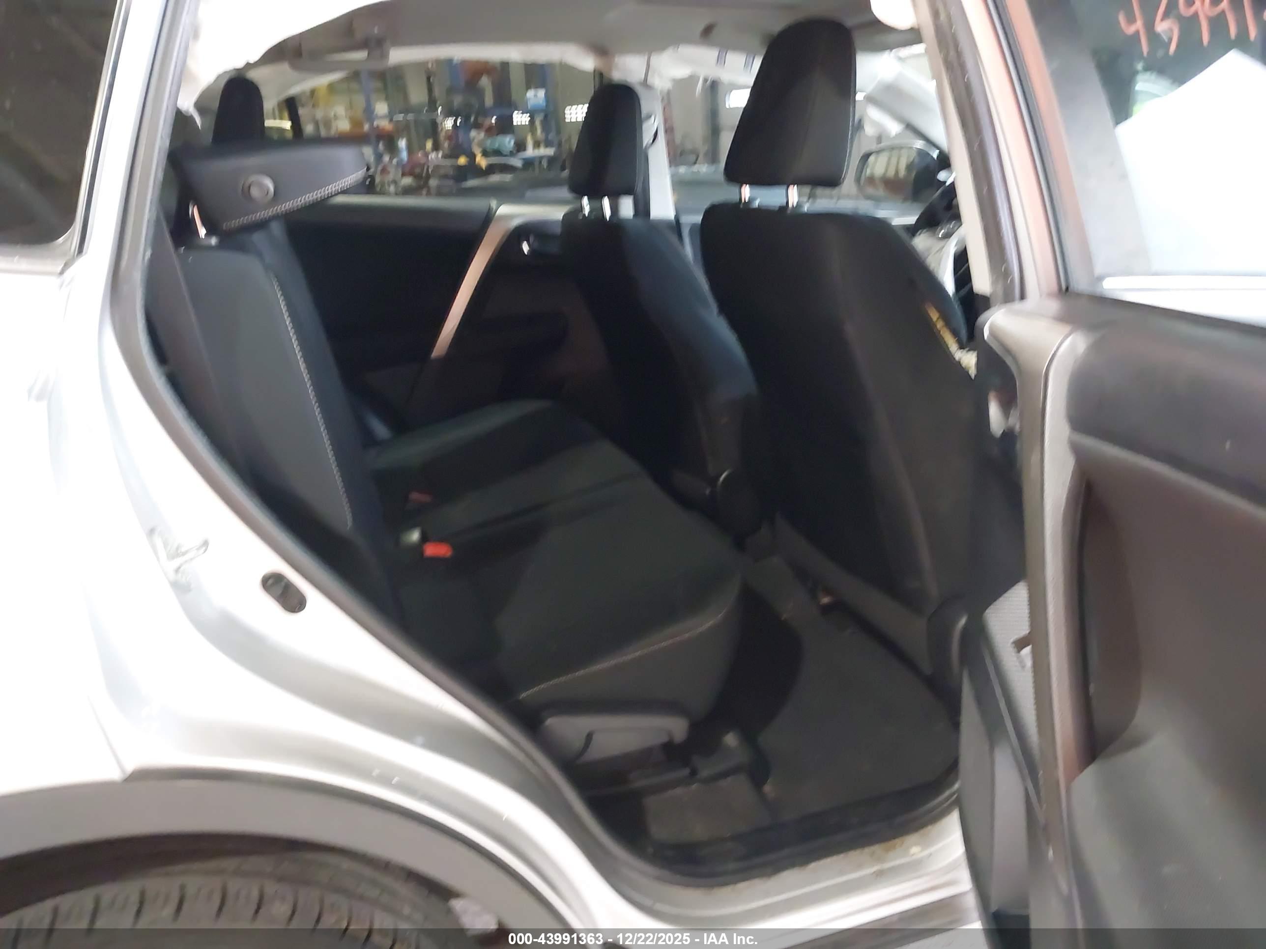 TOYOTA RAV4 image 8