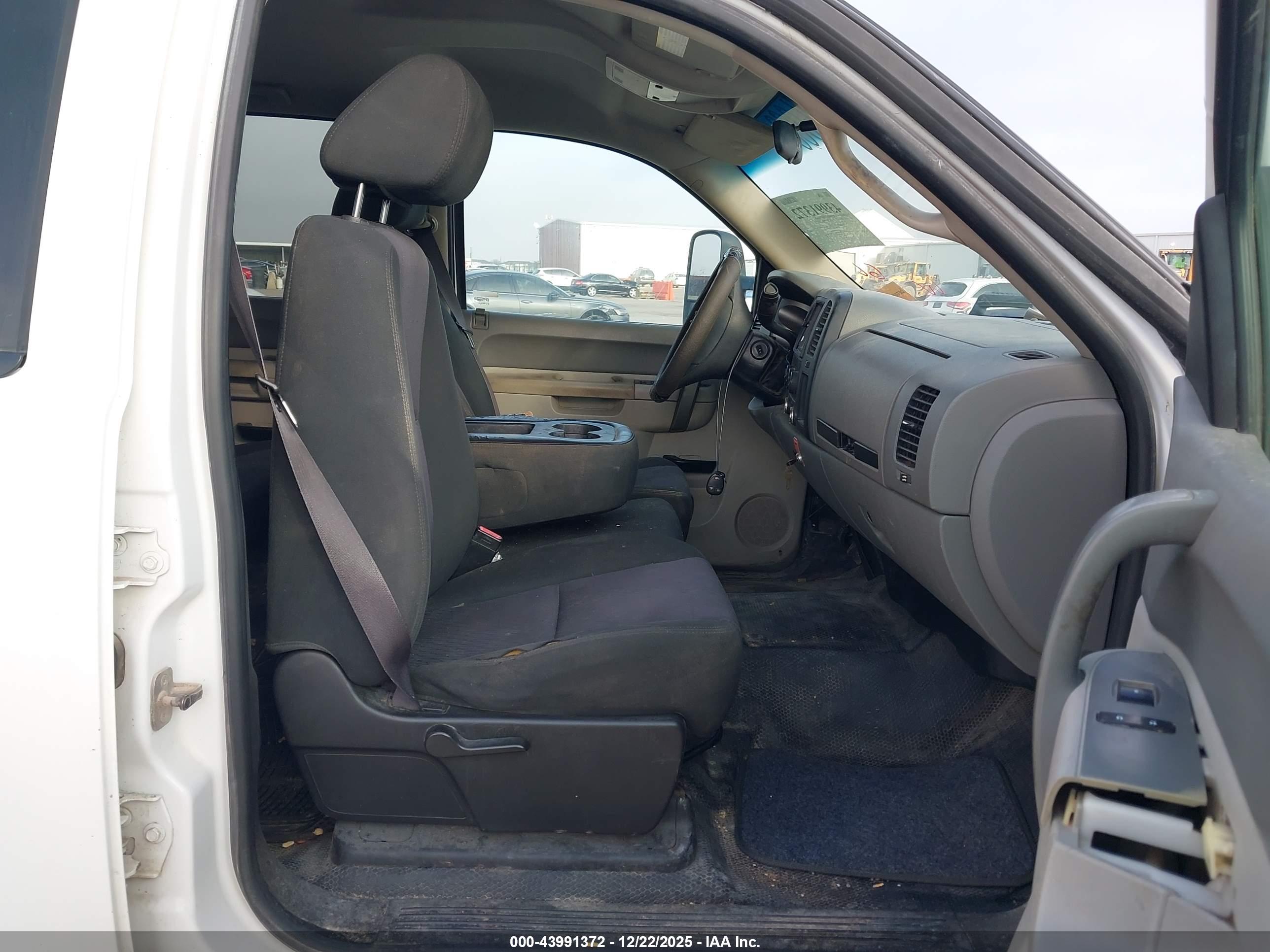 CHEVROLET SILVERADO image 5
