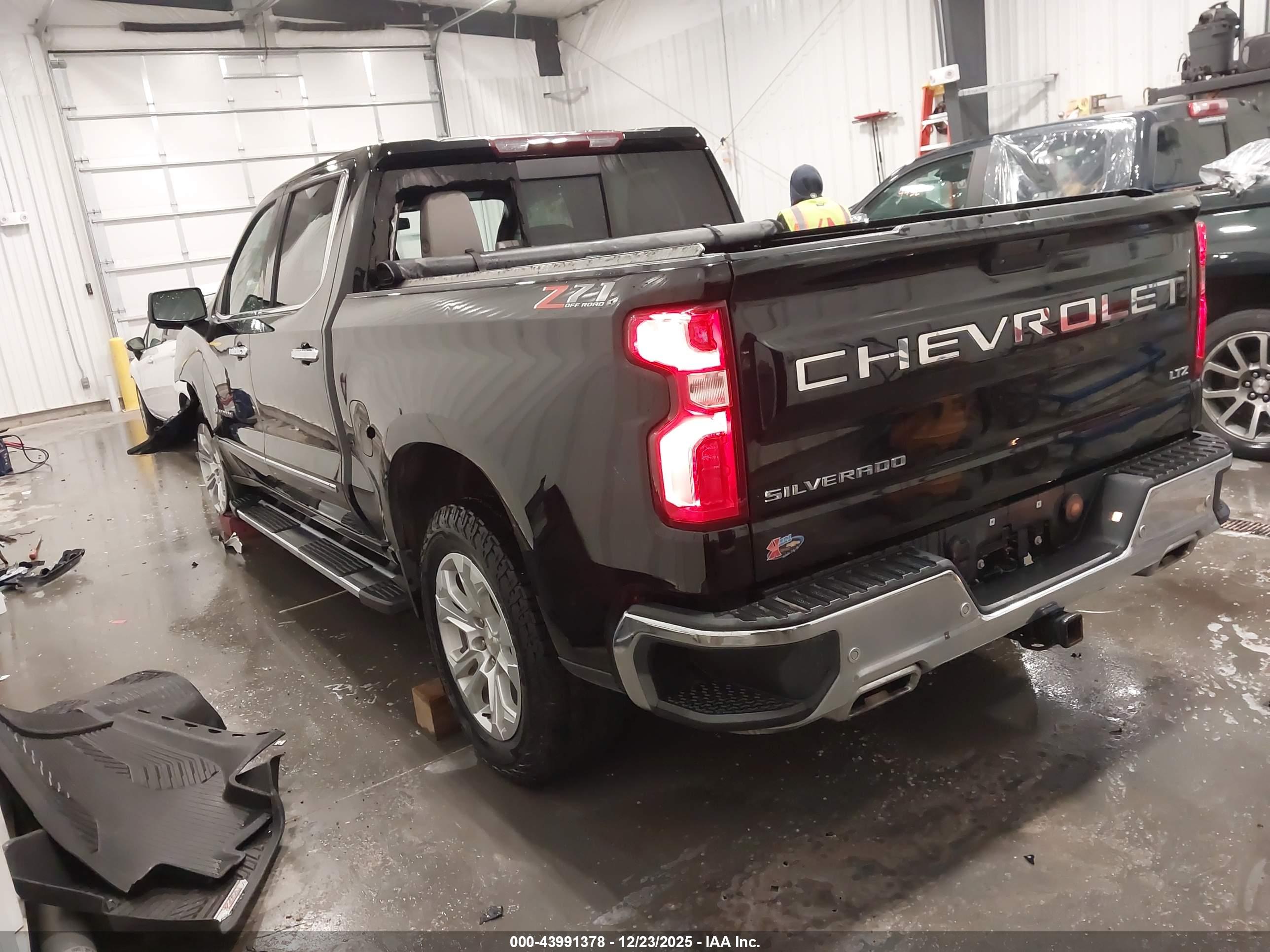CHEVROLET SILVERADO image 3