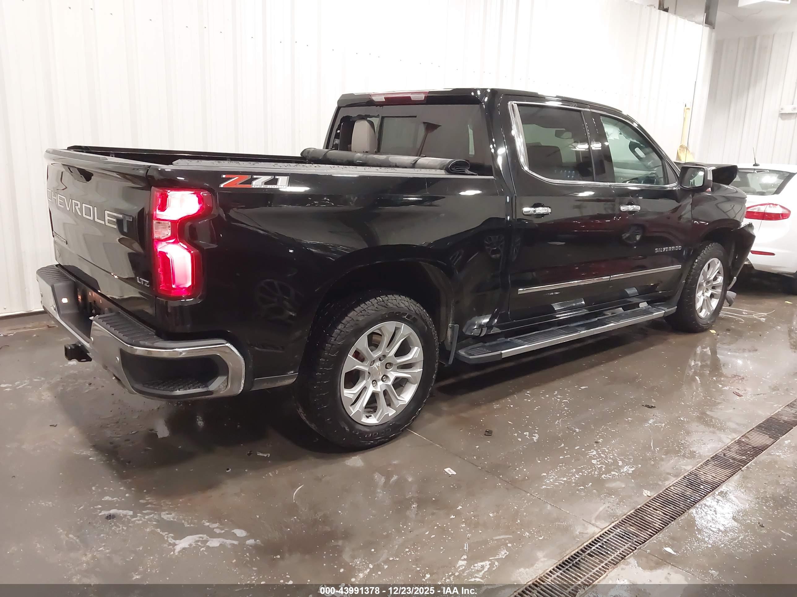 CHEVROLET SILVERADO image 4