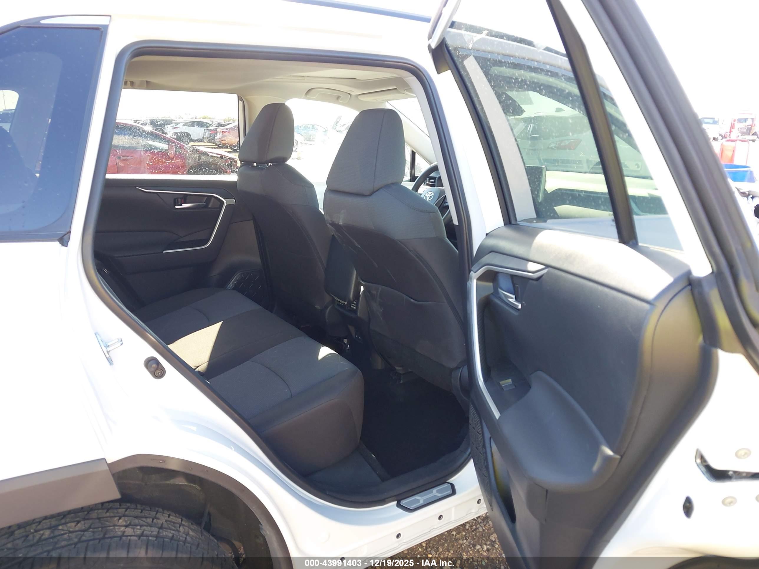 TOYOTA RAV4 image 8