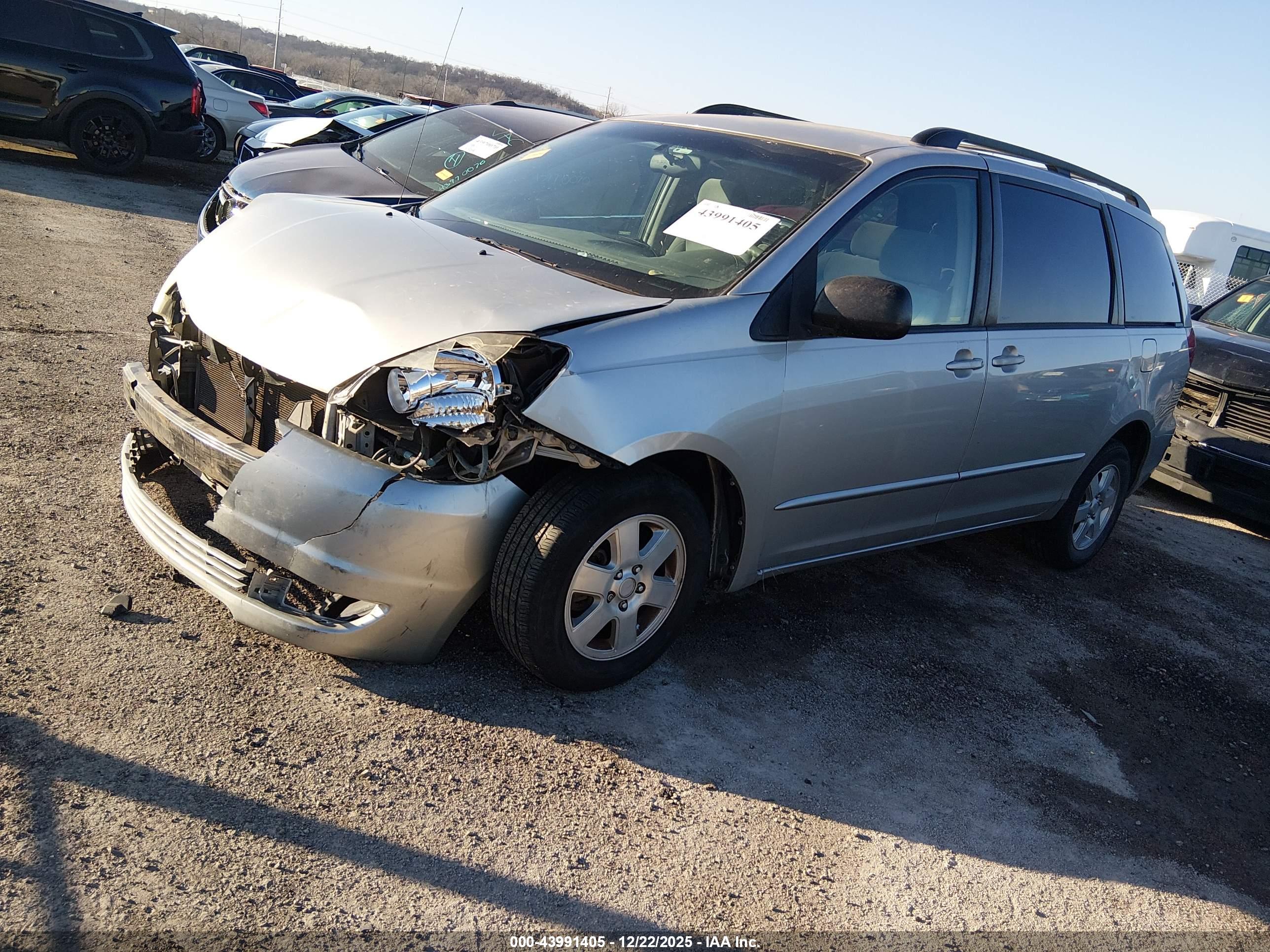 TOYOTA SIENNA image 2