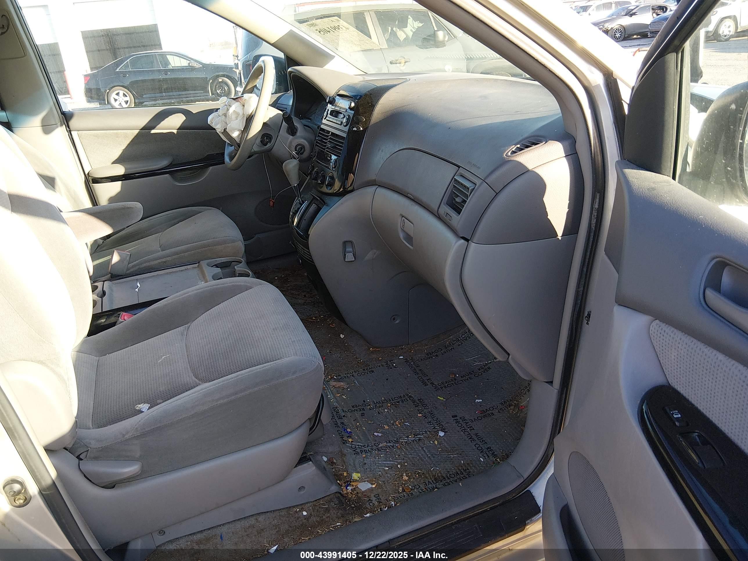 TOYOTA SIENNA image 5
