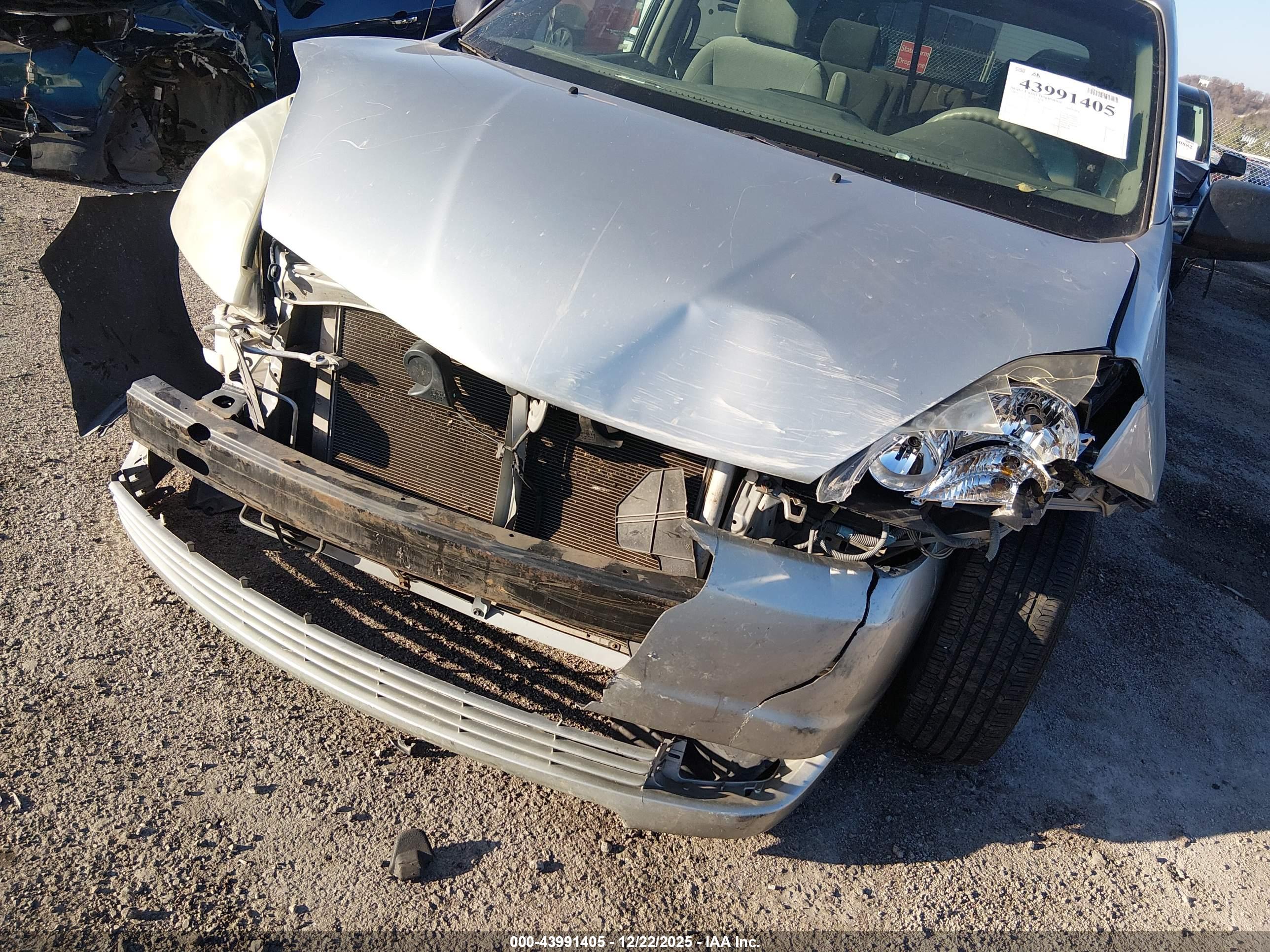 TOYOTA SIENNA image 6