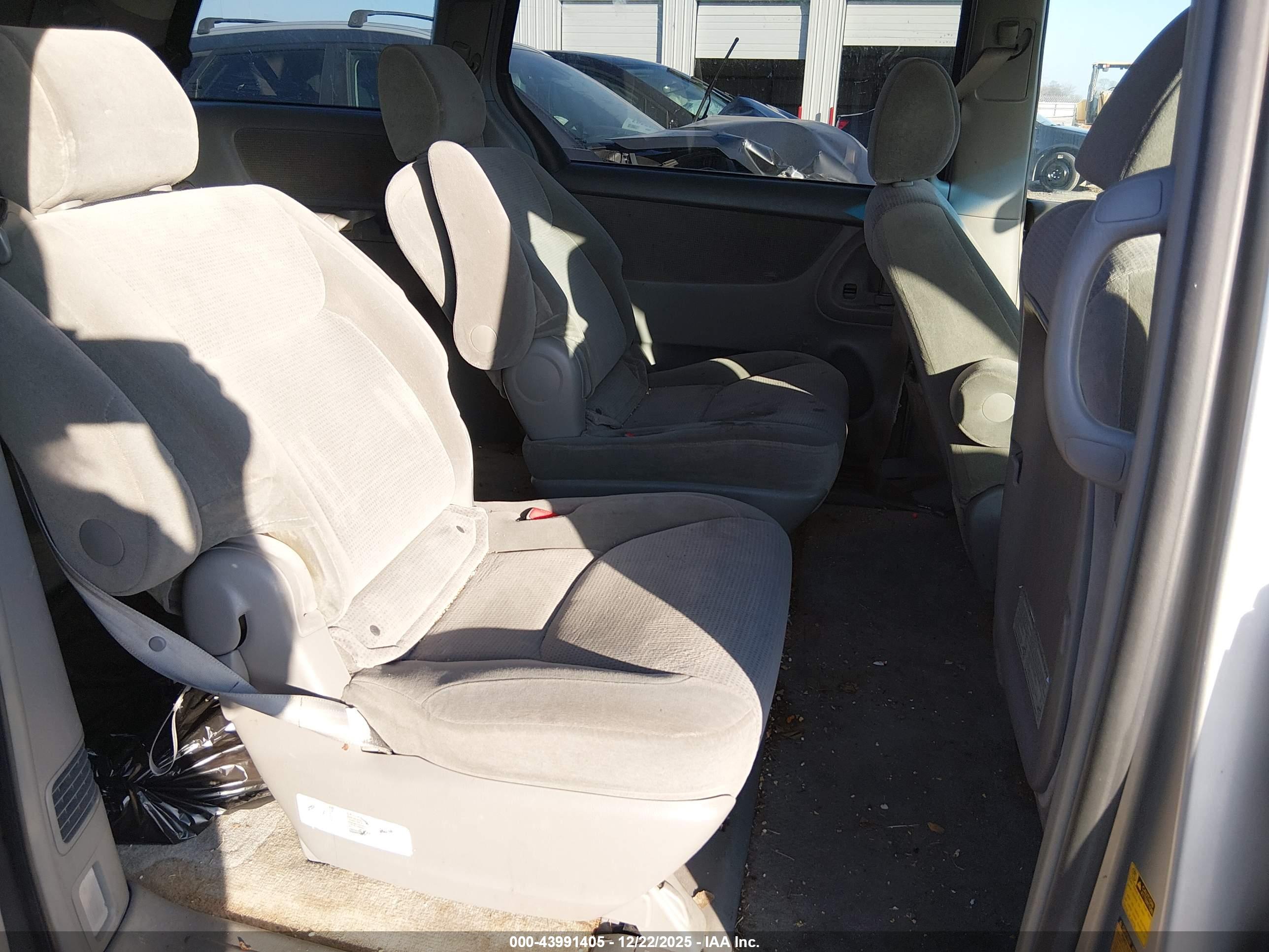 TOYOTA SIENNA image 8