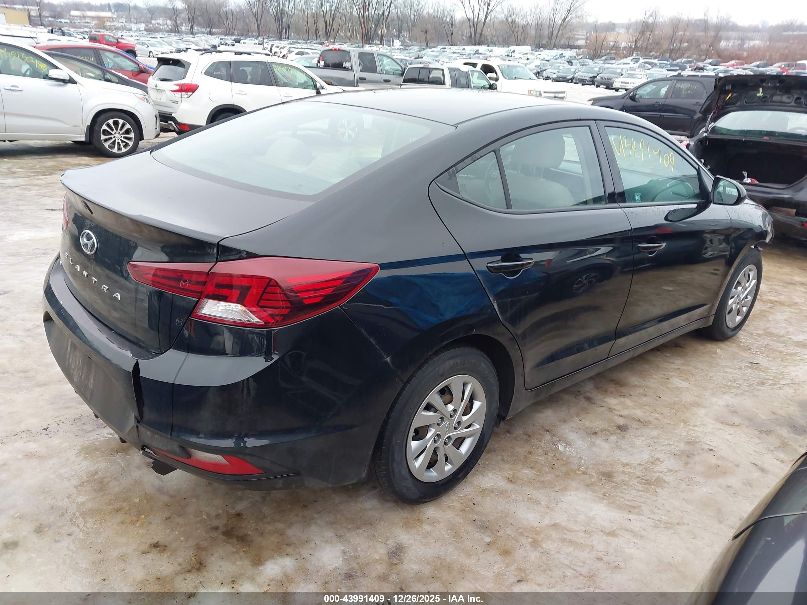 HYUNDAI ELANTRA image 4