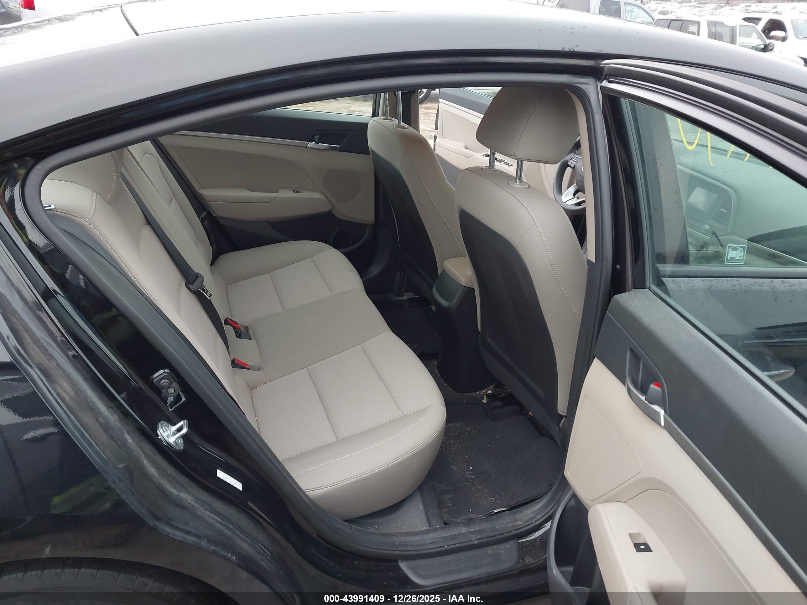 HYUNDAI ELANTRA image 8