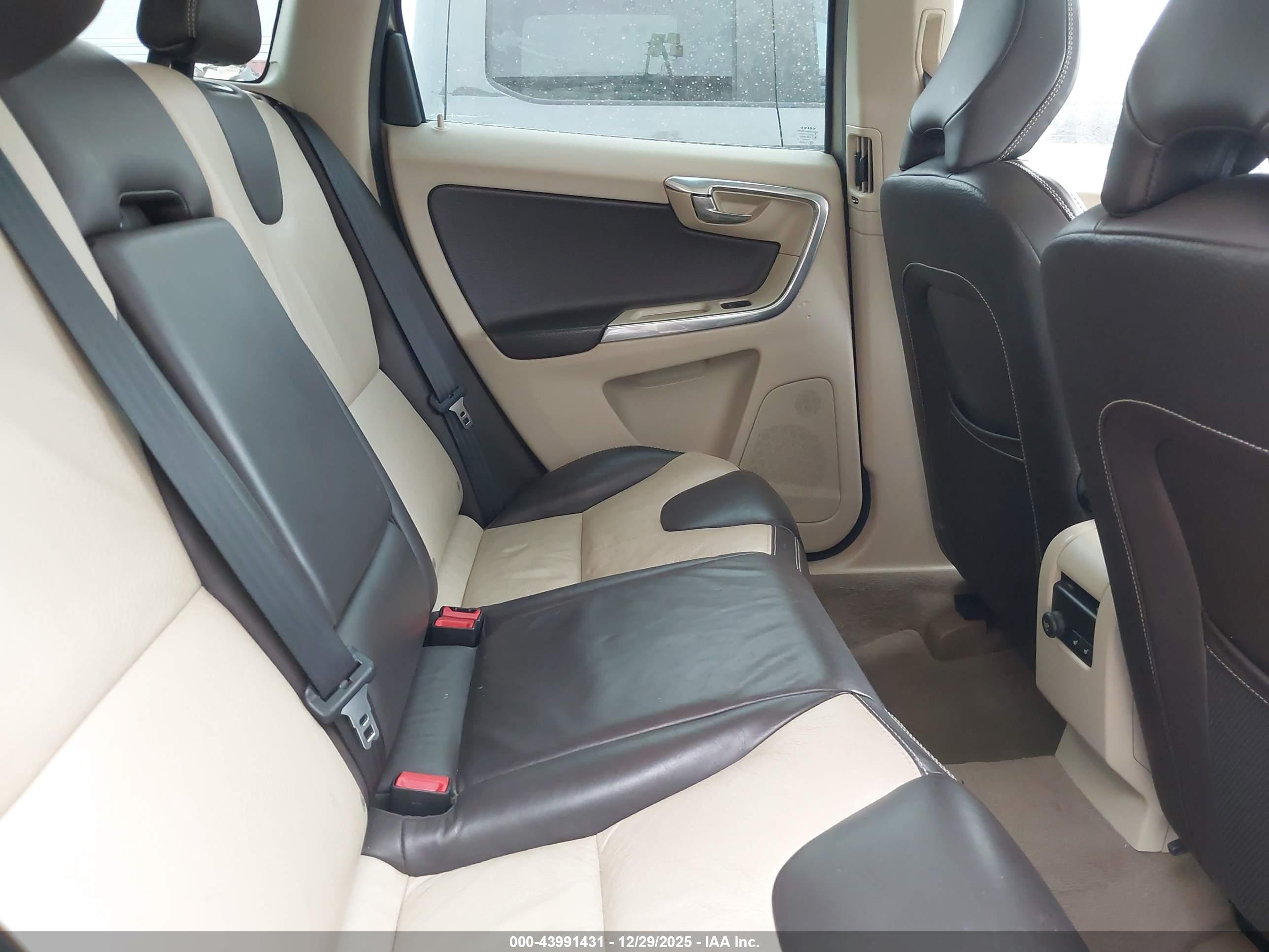 VOLVO XC60 image 8