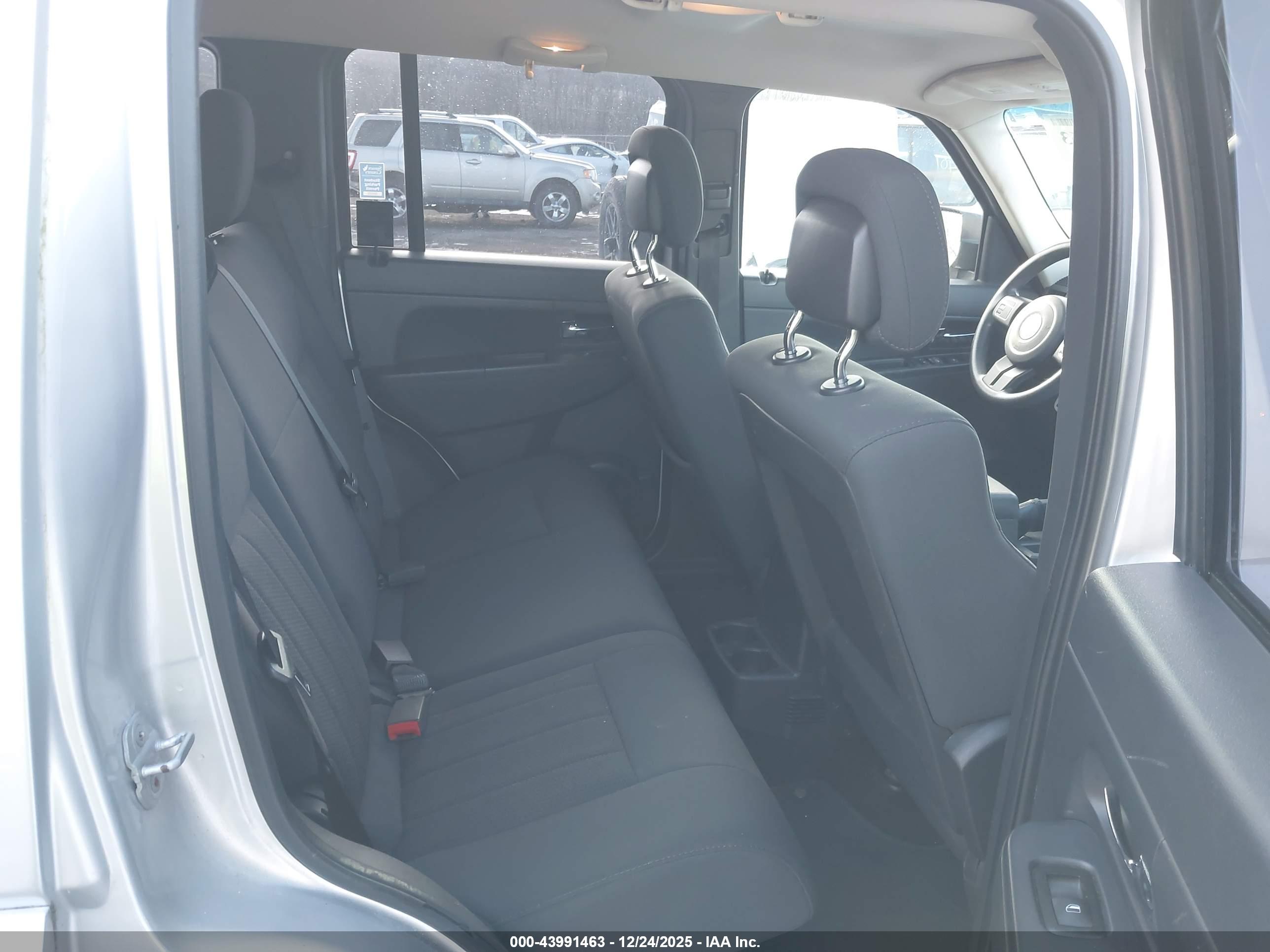 JEEP LIBERTY image 8