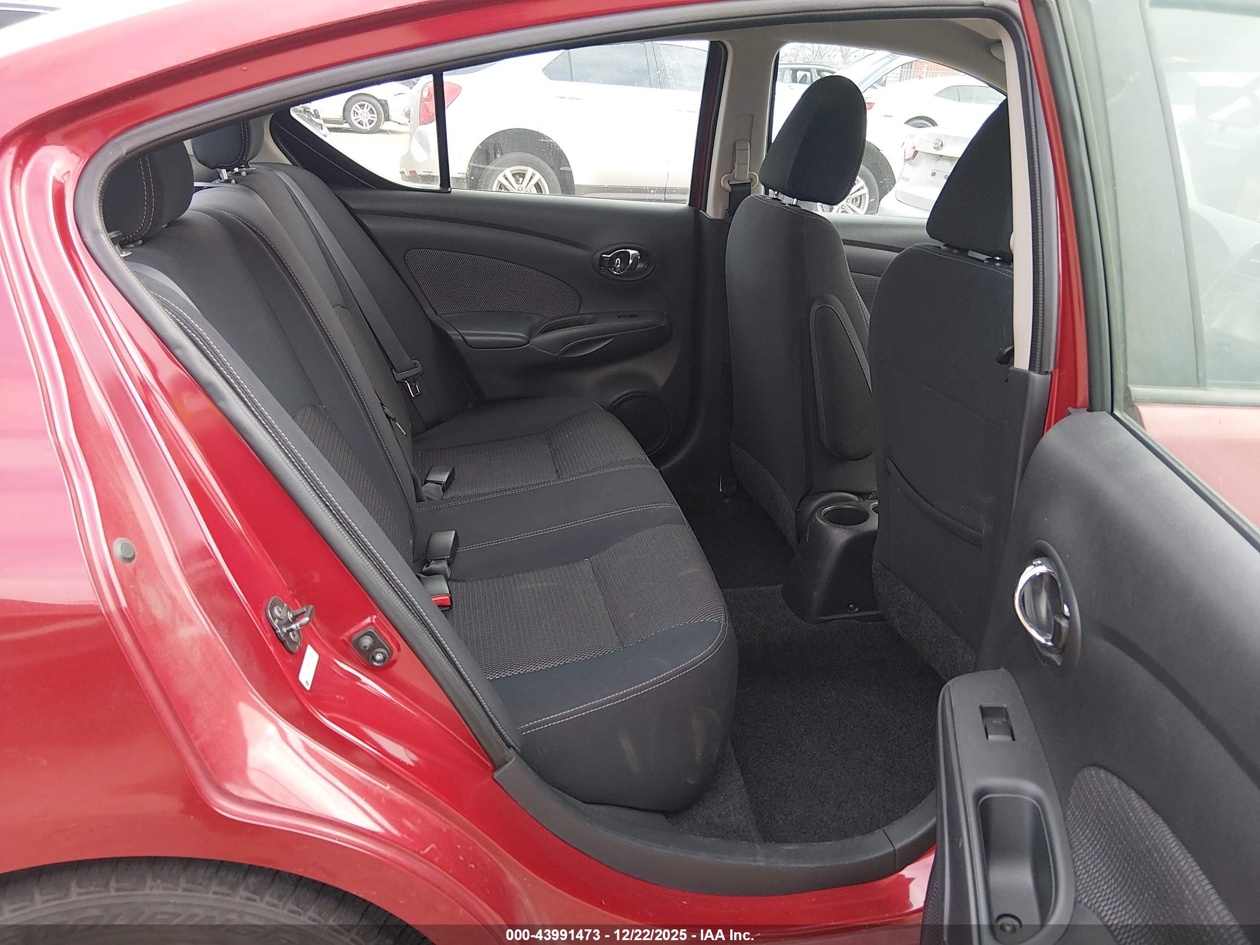 NISSAN VERSA image 8