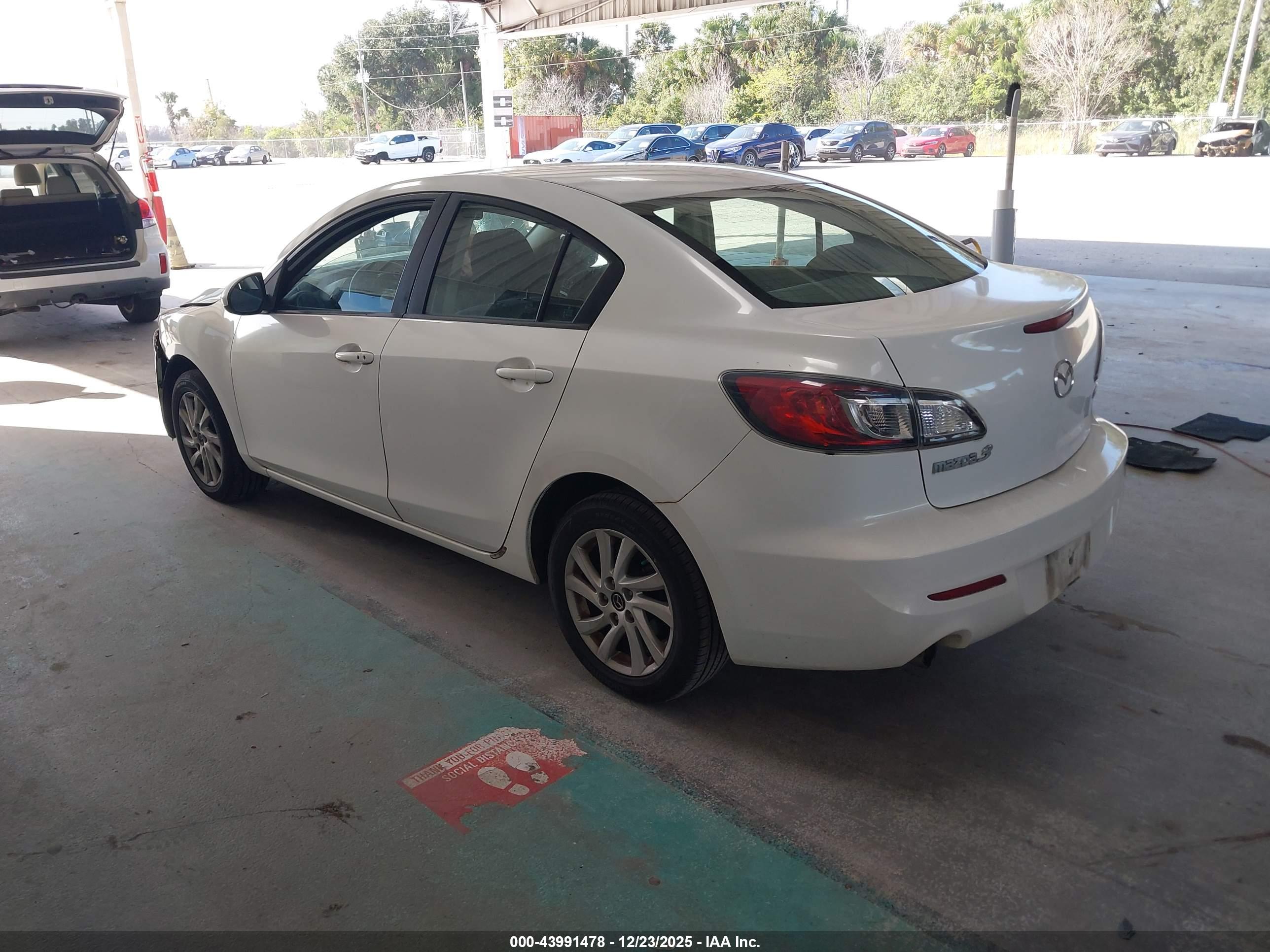 MAZDA MAZDA3 image 3