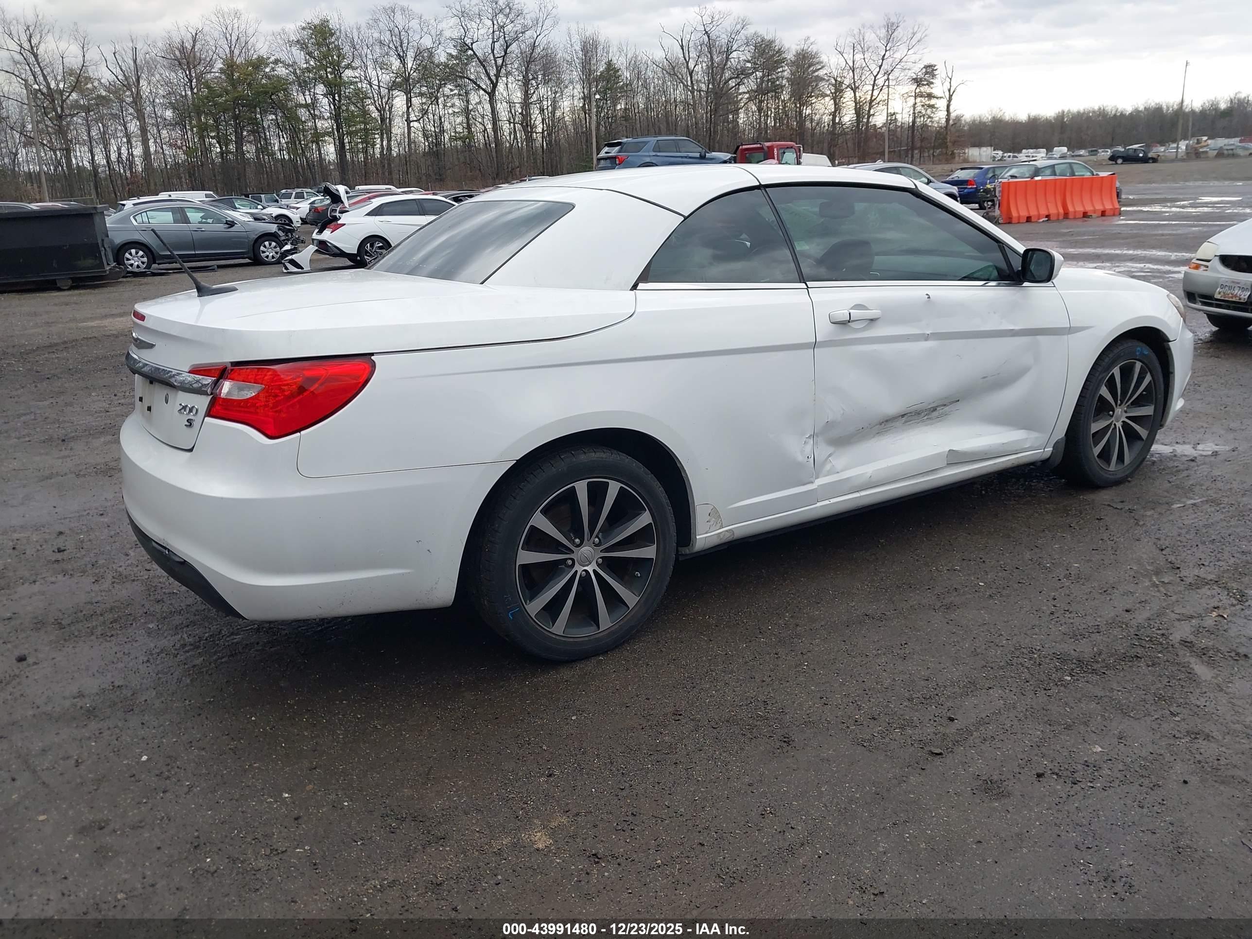 CHRYSLER 200 image 4