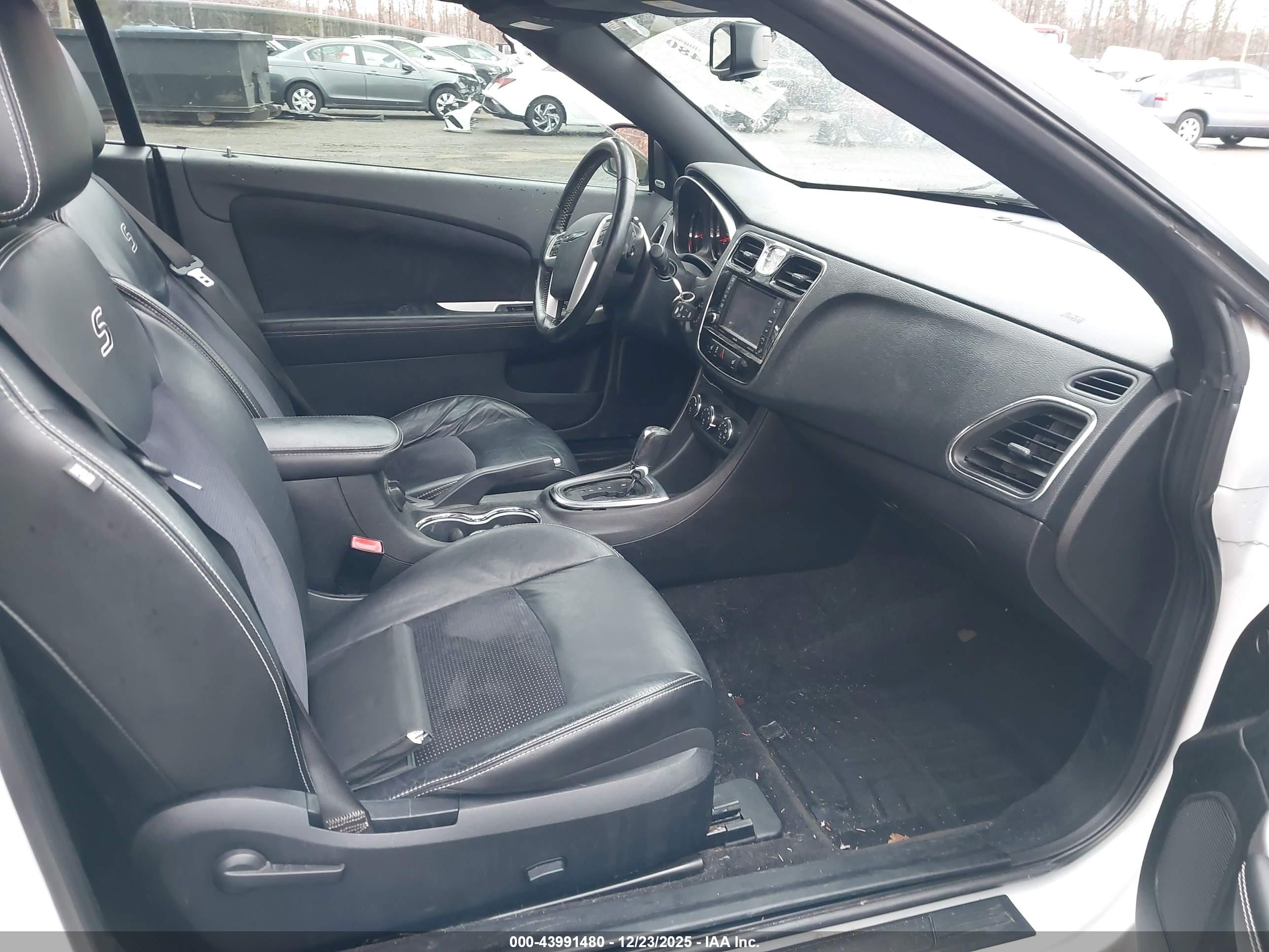 CHRYSLER 200 image 5