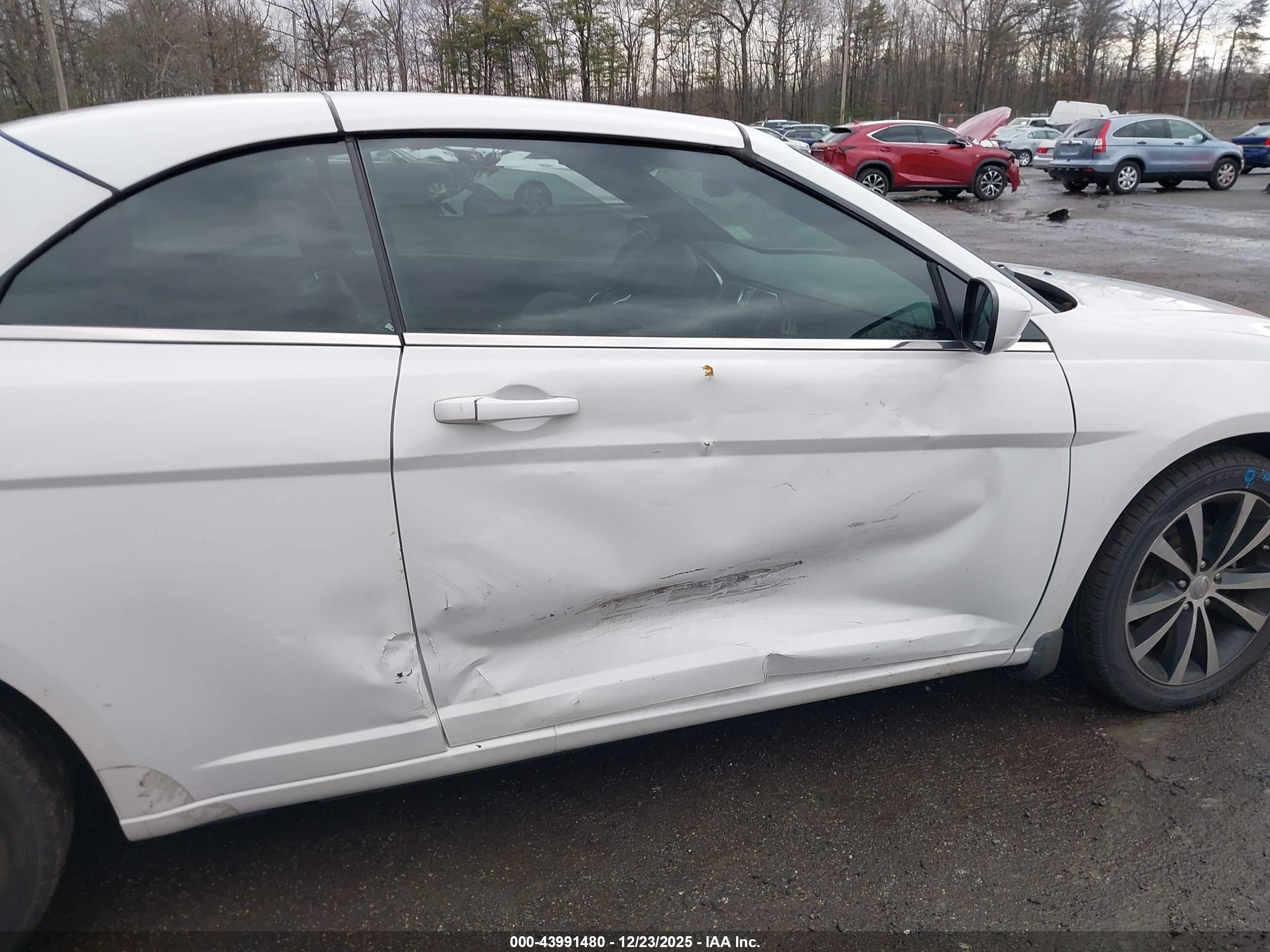 CHRYSLER 200 image 6