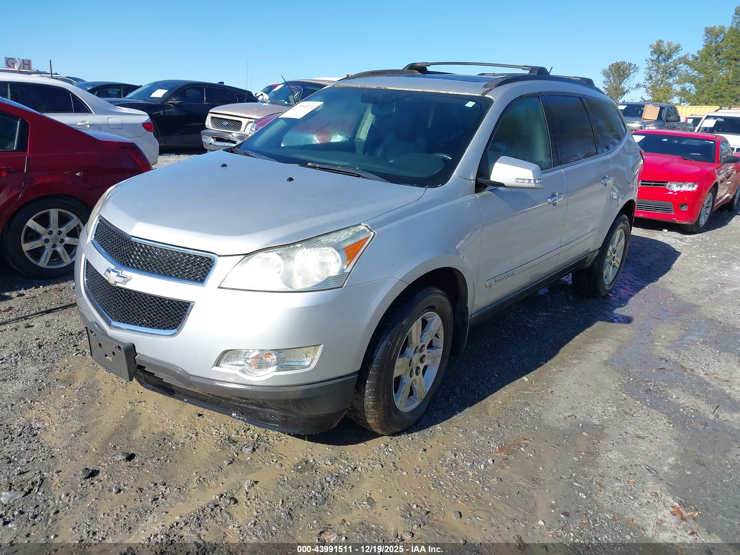 CHEVROLET TRAVERSE image 2