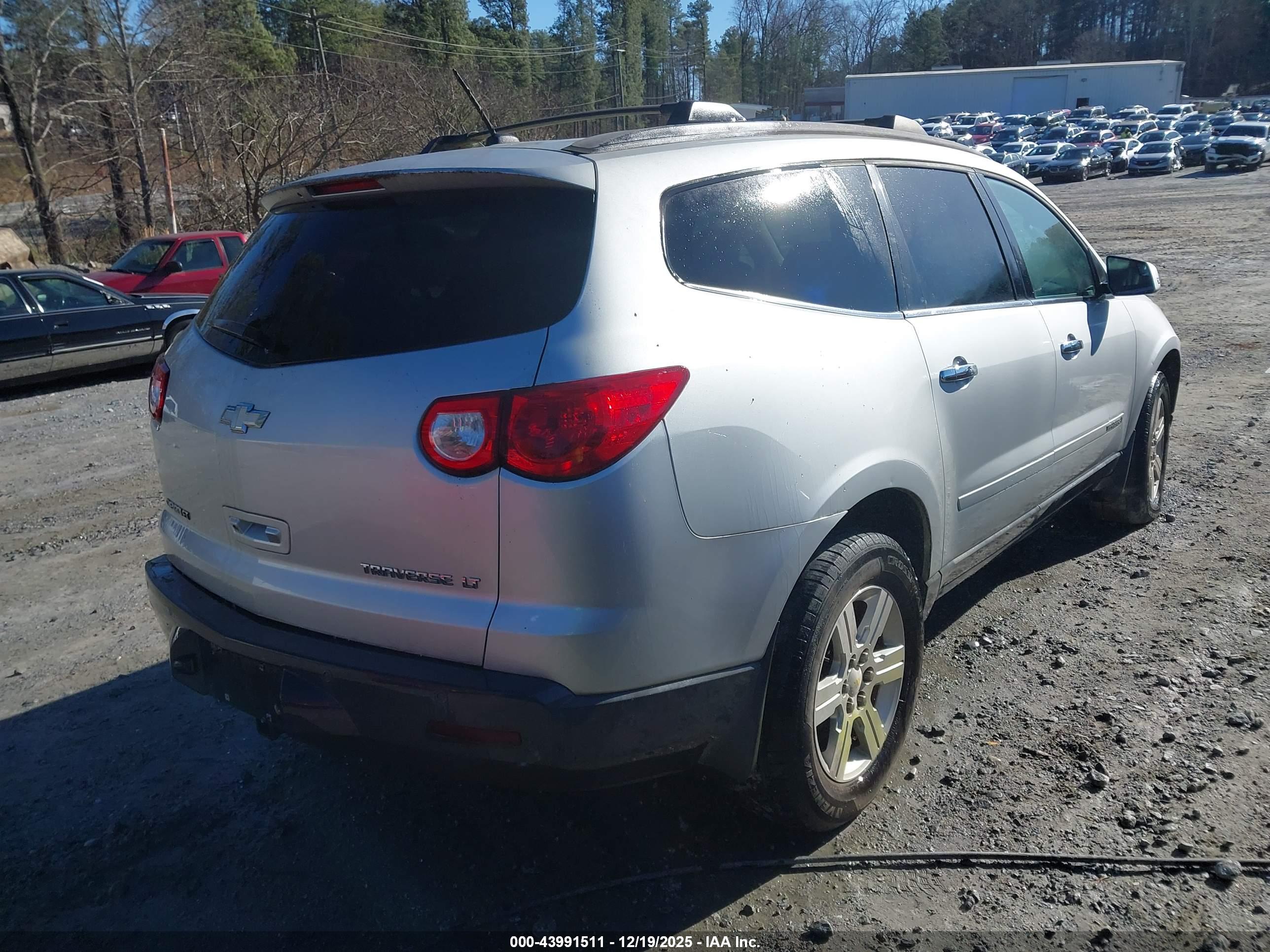 CHEVROLET TRAVERSE image 4