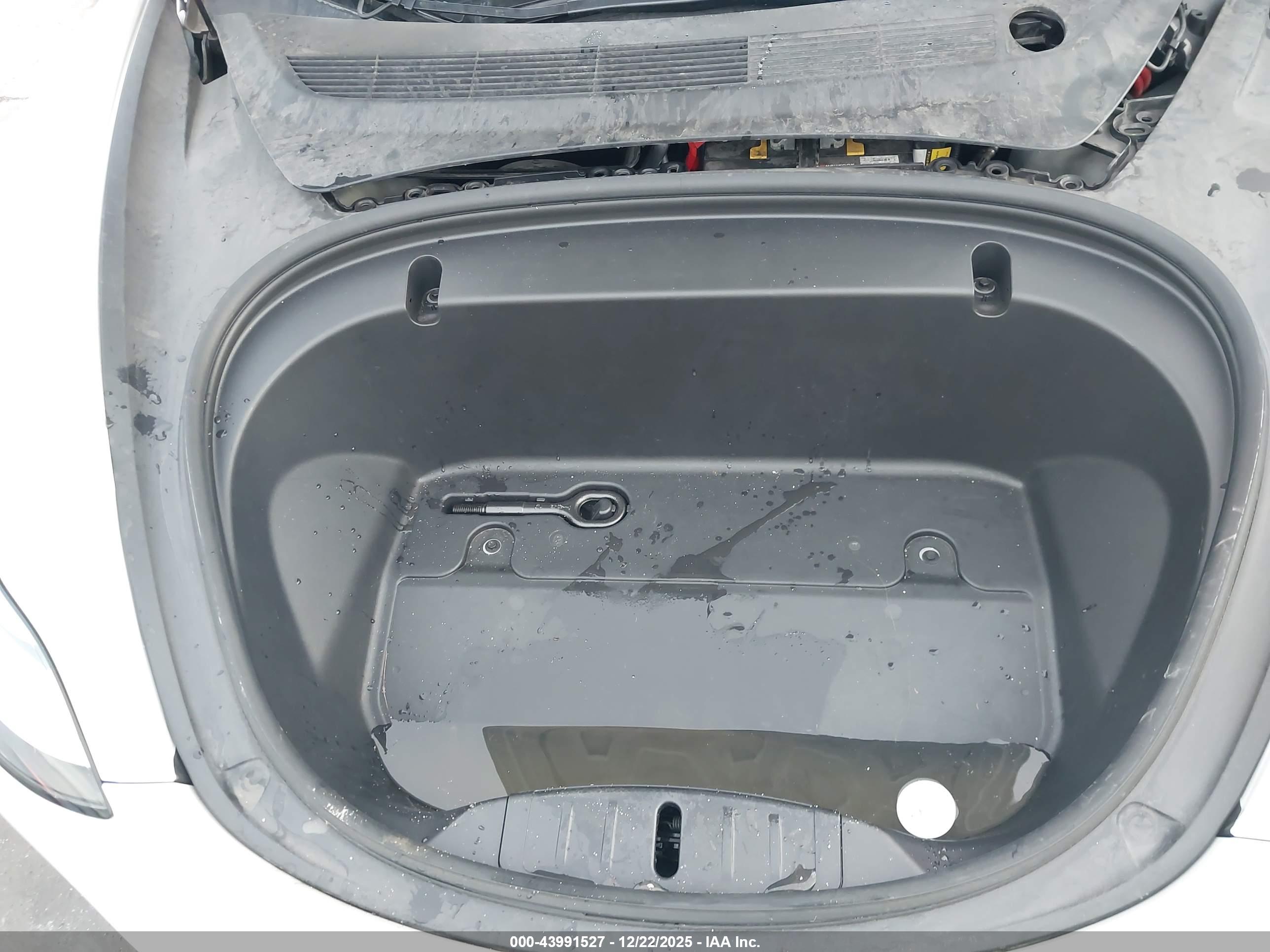 TESLA MODEL image 10