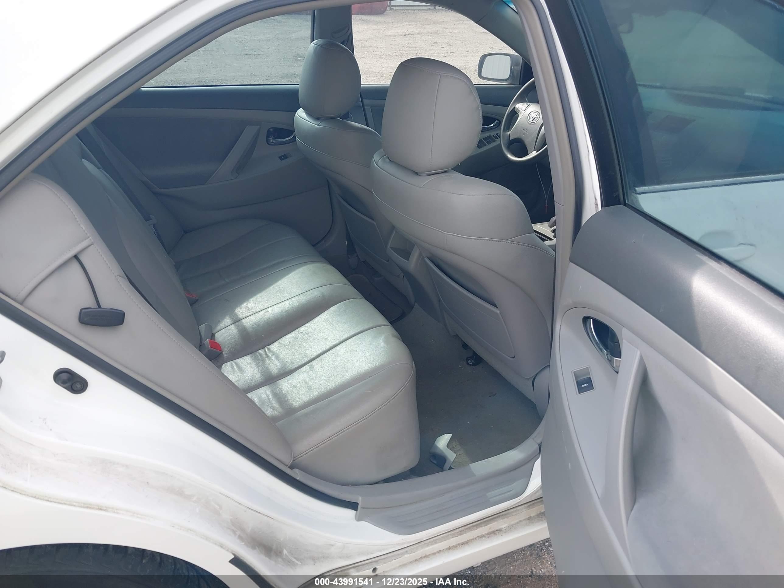 TOYOTA CAMRY image 8