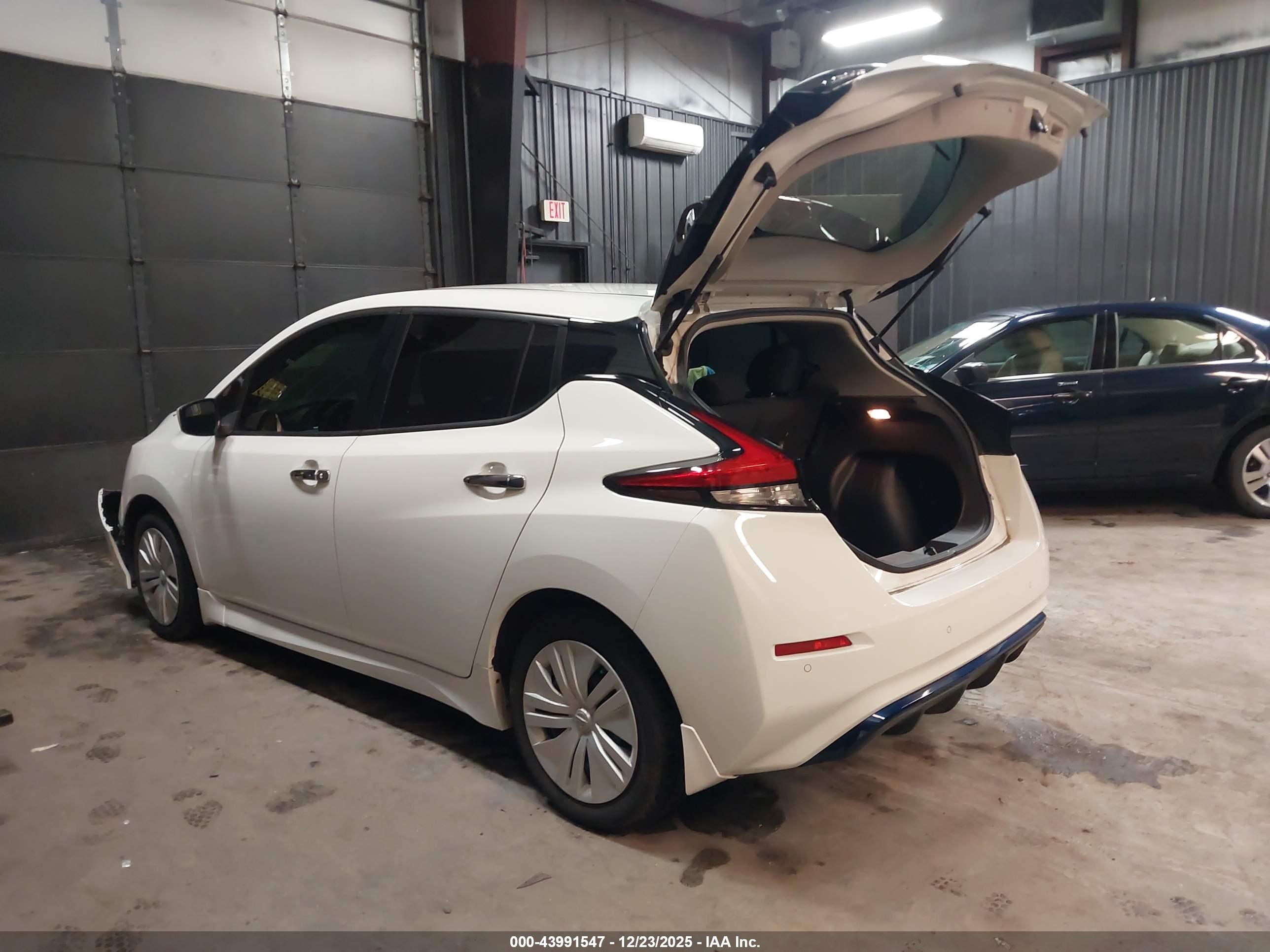 NISSAN LEAF image 3