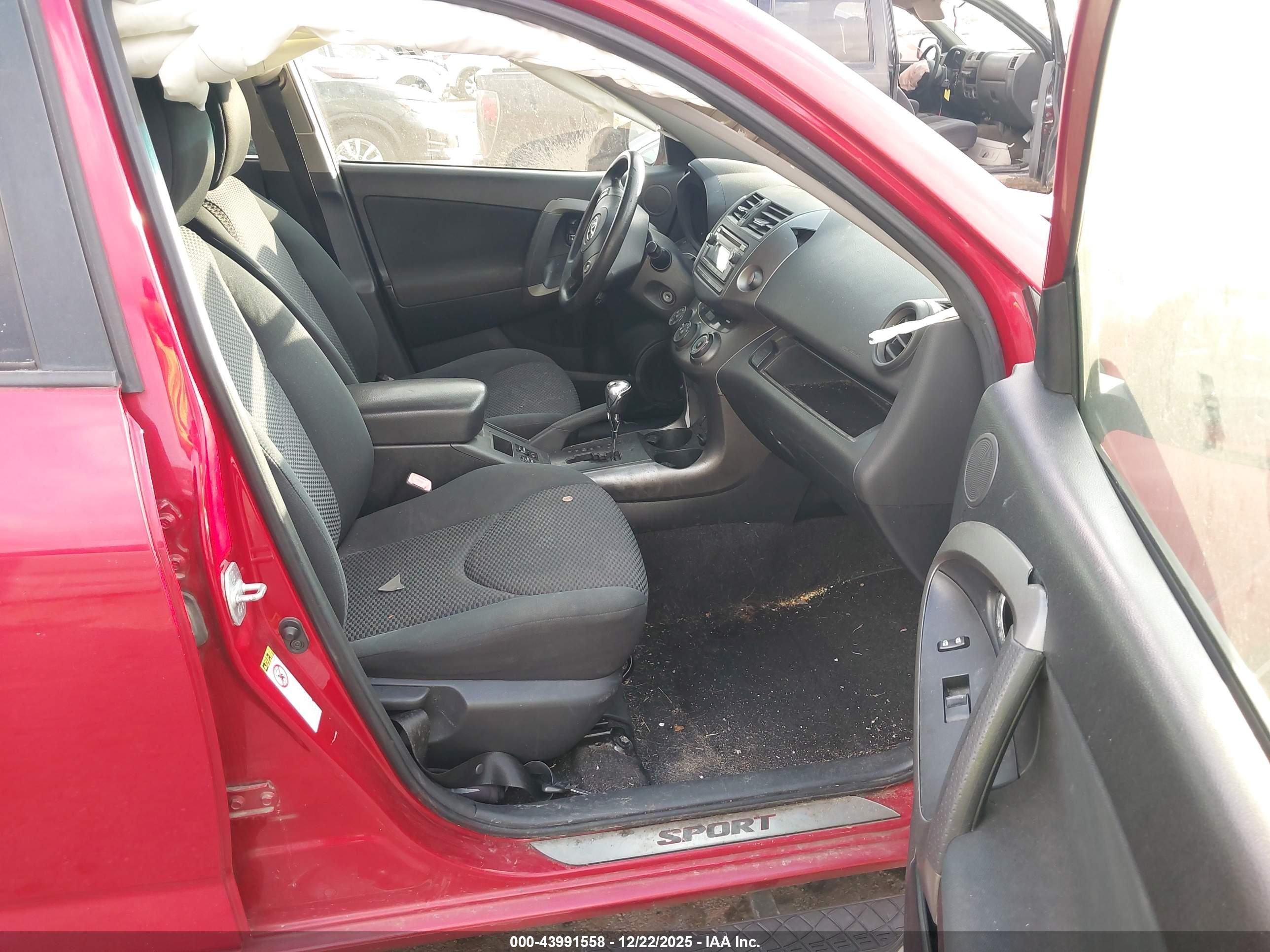 TOYOTA RAV4 image 5