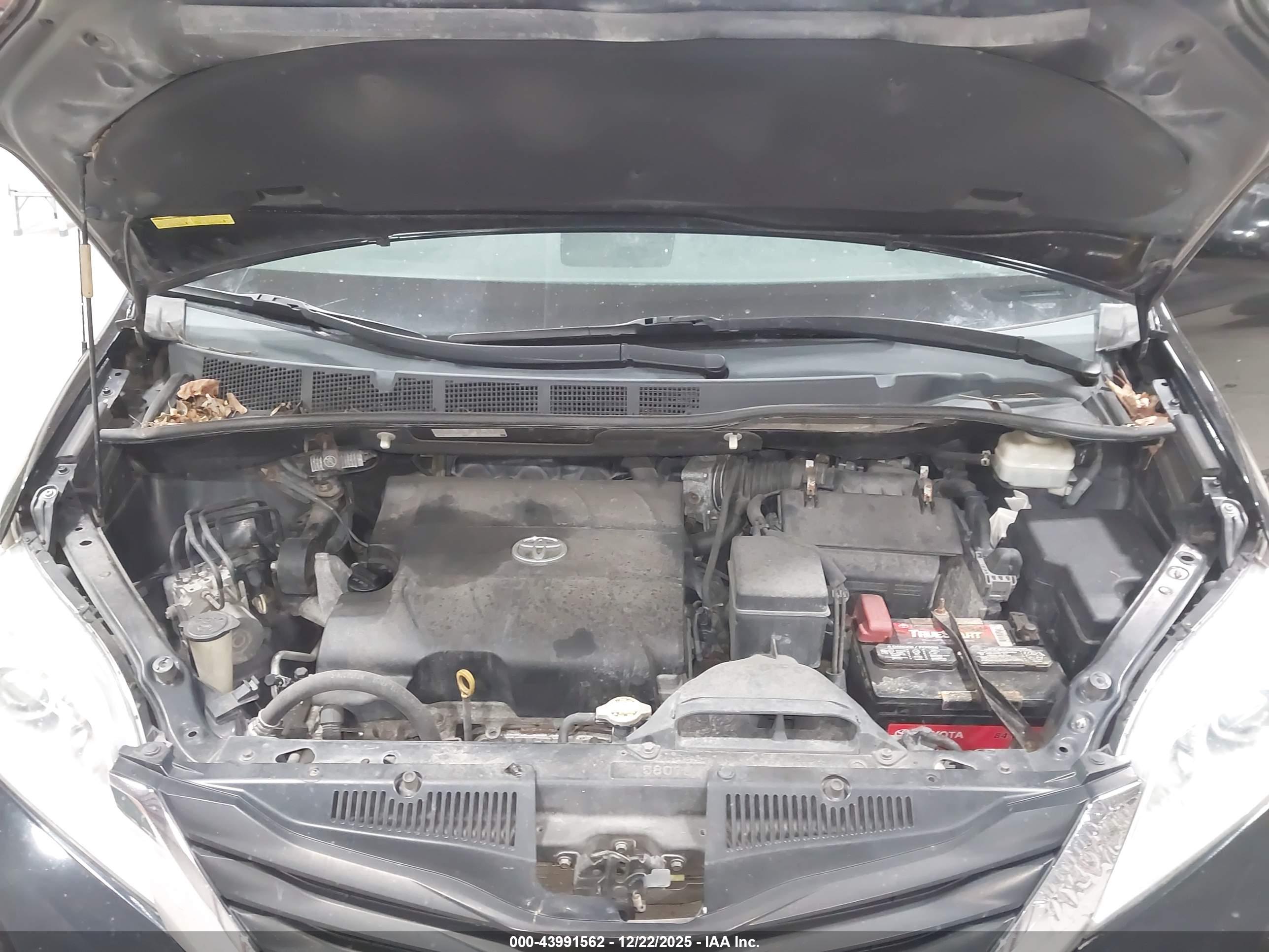 TOYOTA SIENNA image 10