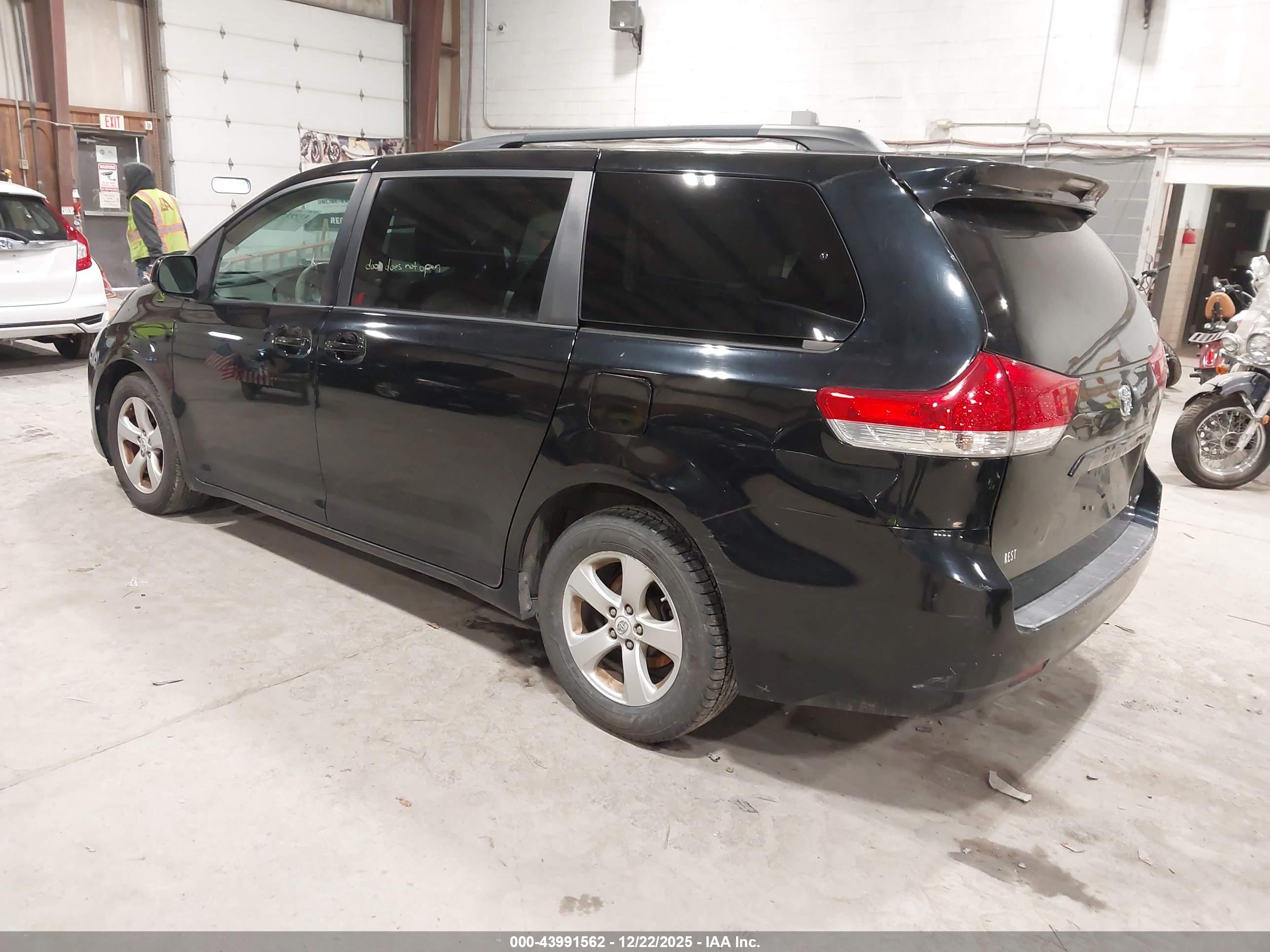 TOYOTA SIENNA image 3