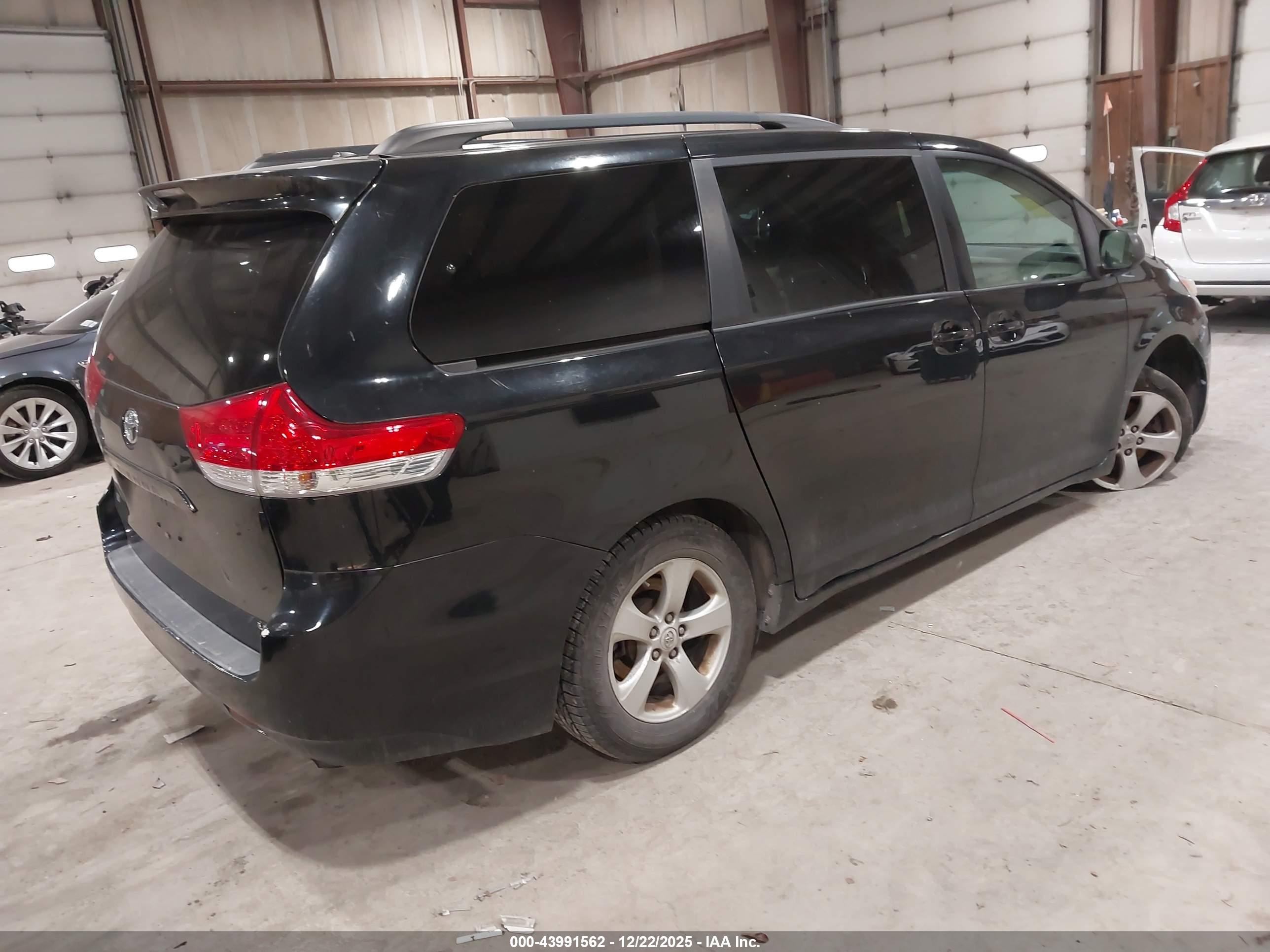 TOYOTA SIENNA image 4