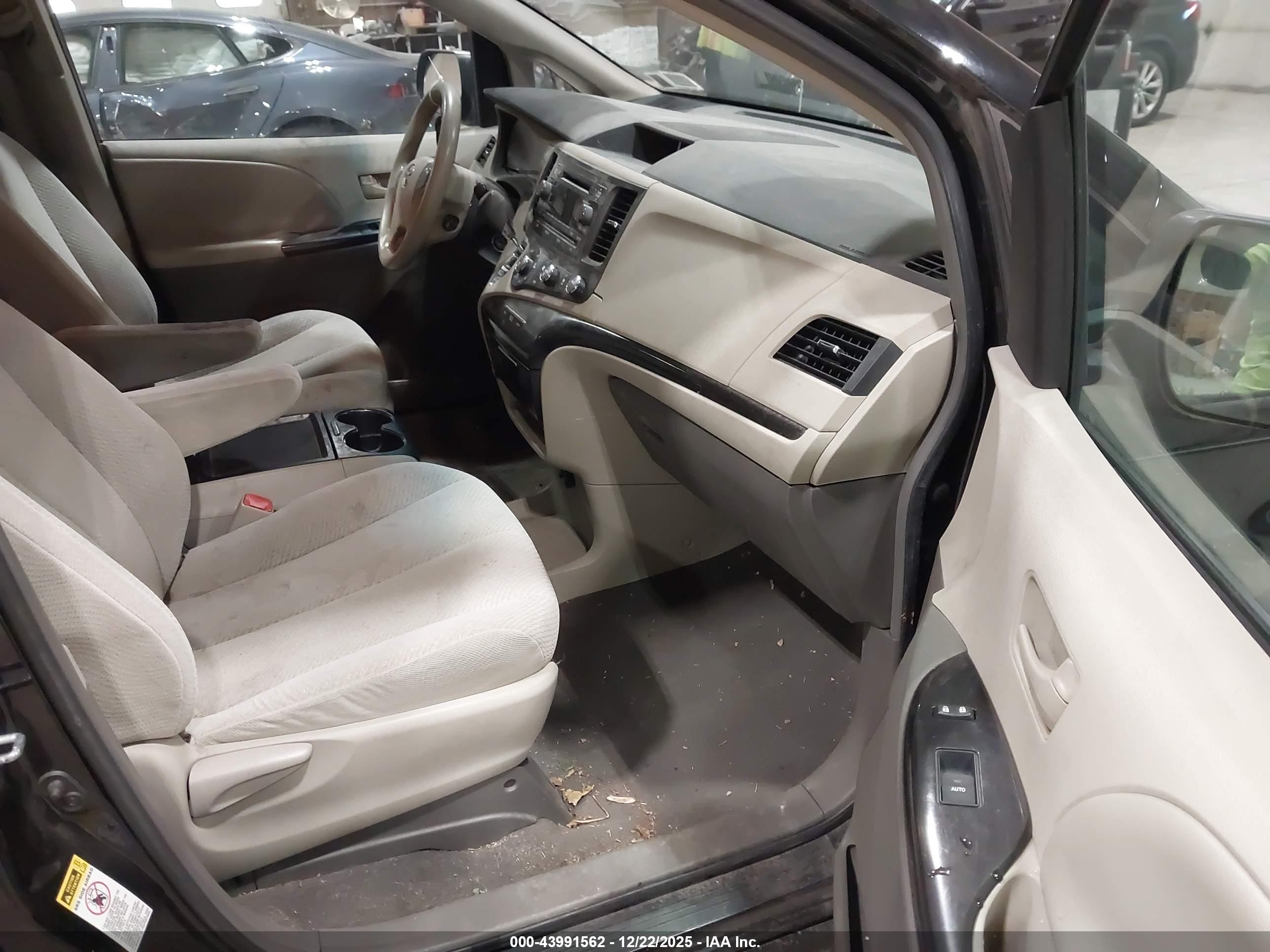 TOYOTA SIENNA image 5
