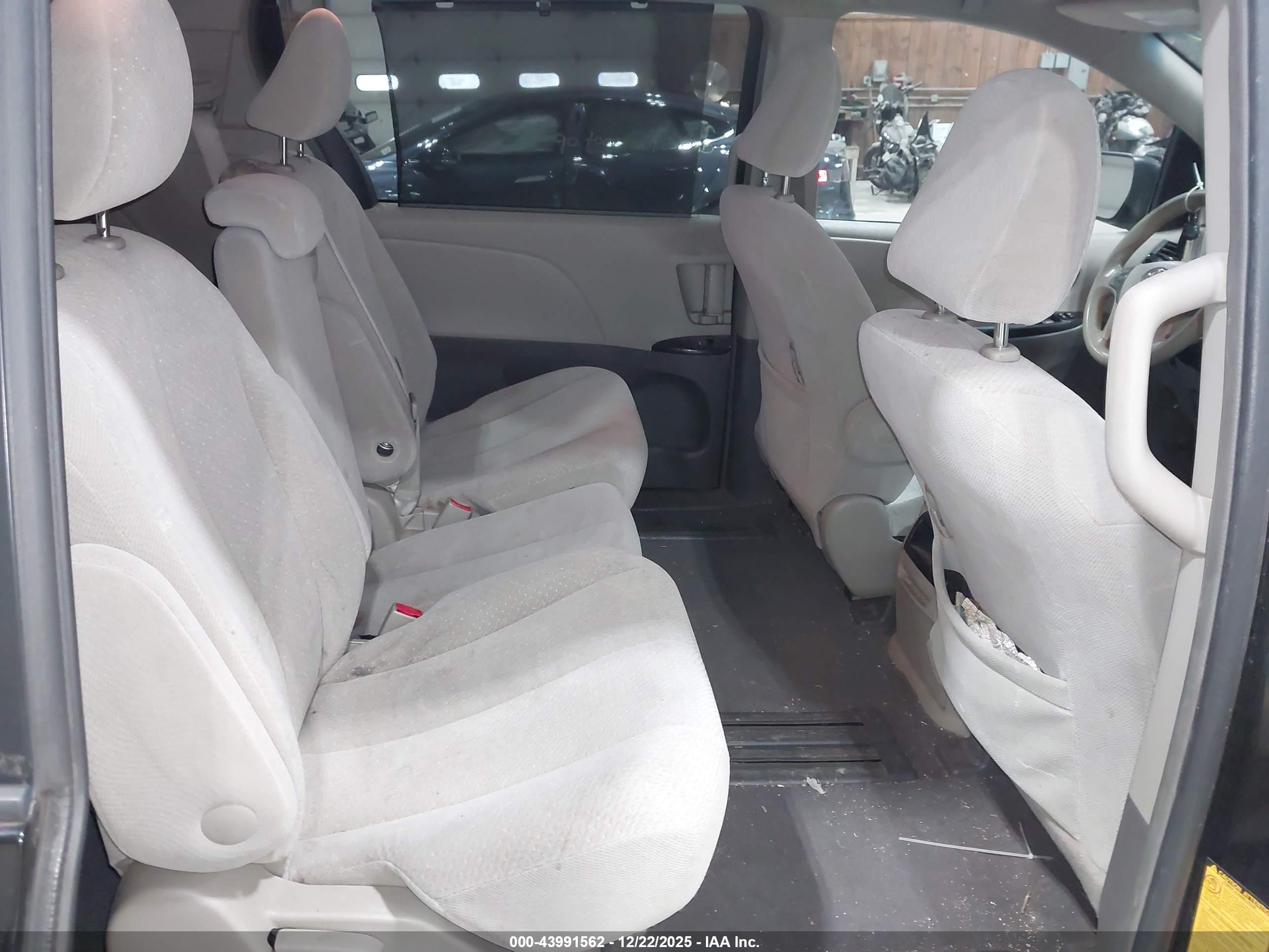 TOYOTA SIENNA image 8