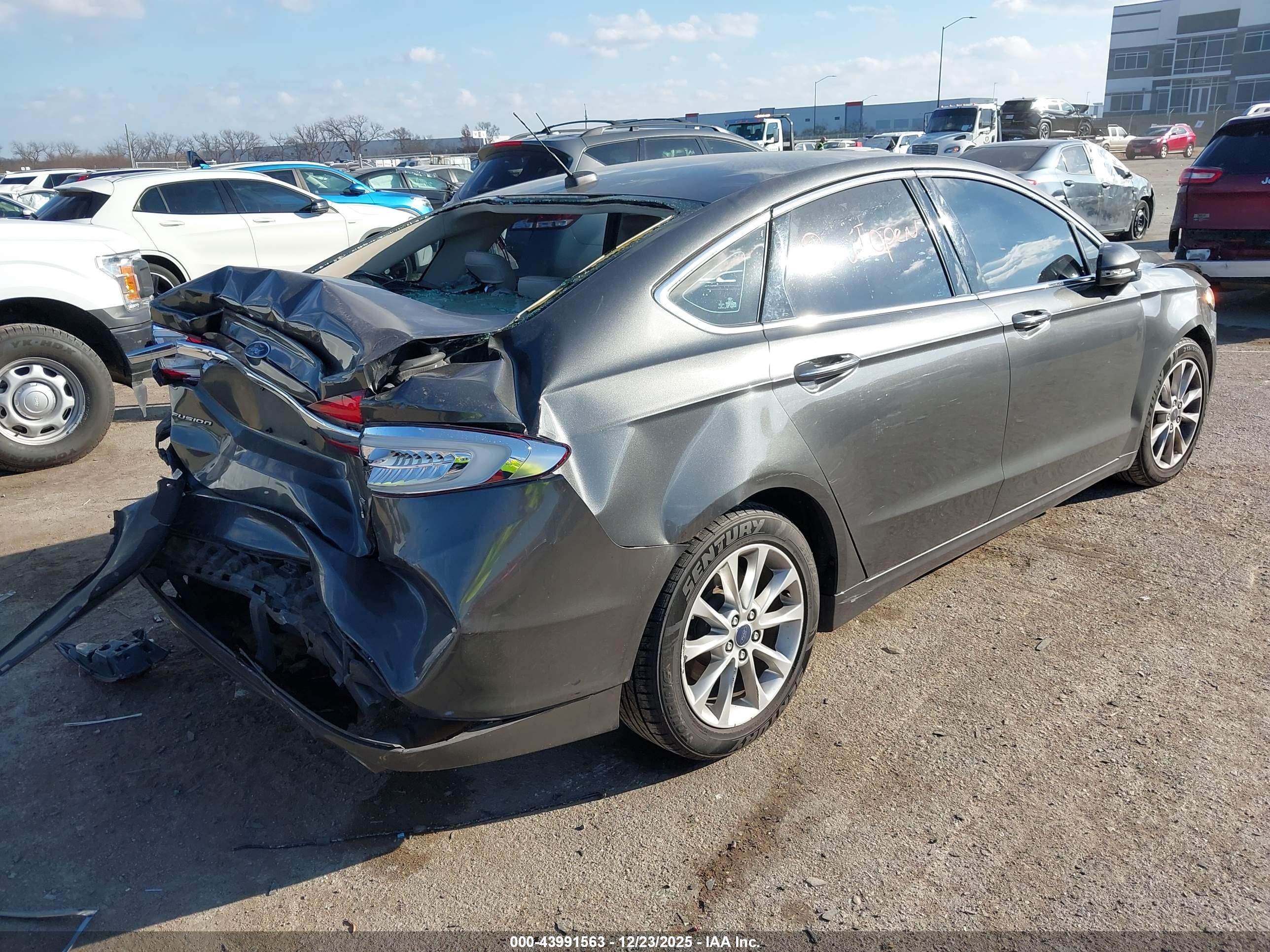 FORD FUSION image 4