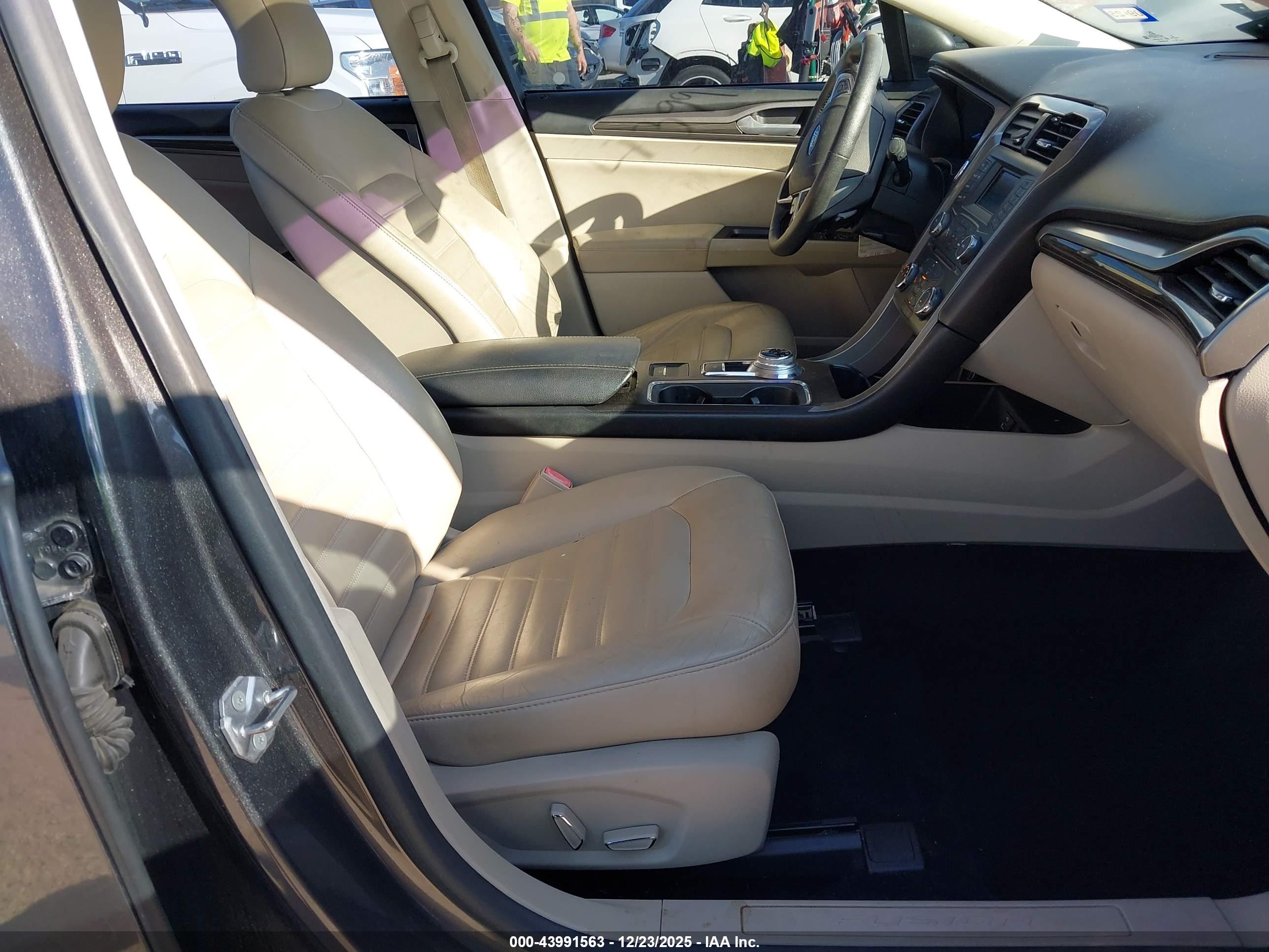 FORD FUSION image 5