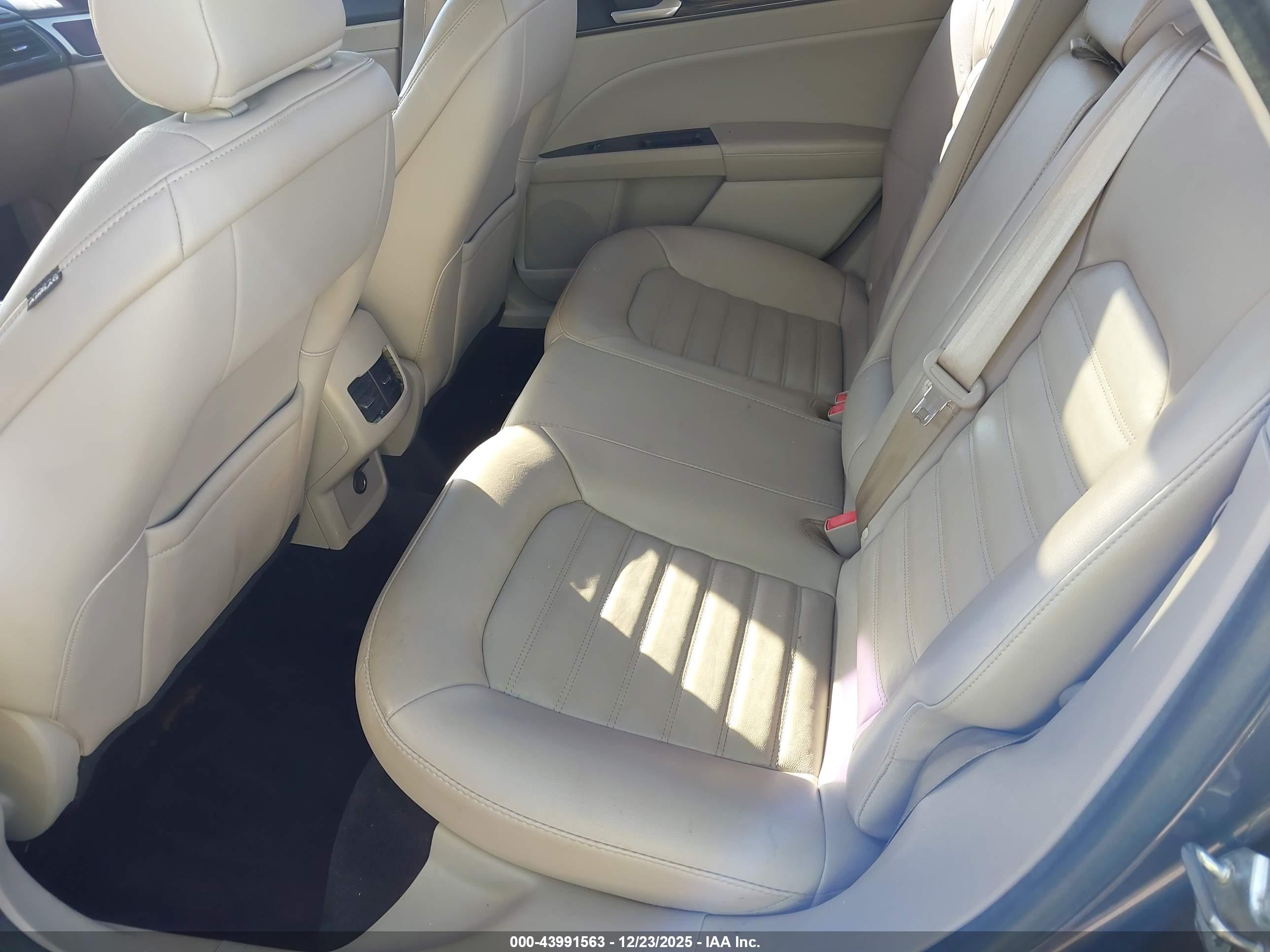 FORD FUSION image 8