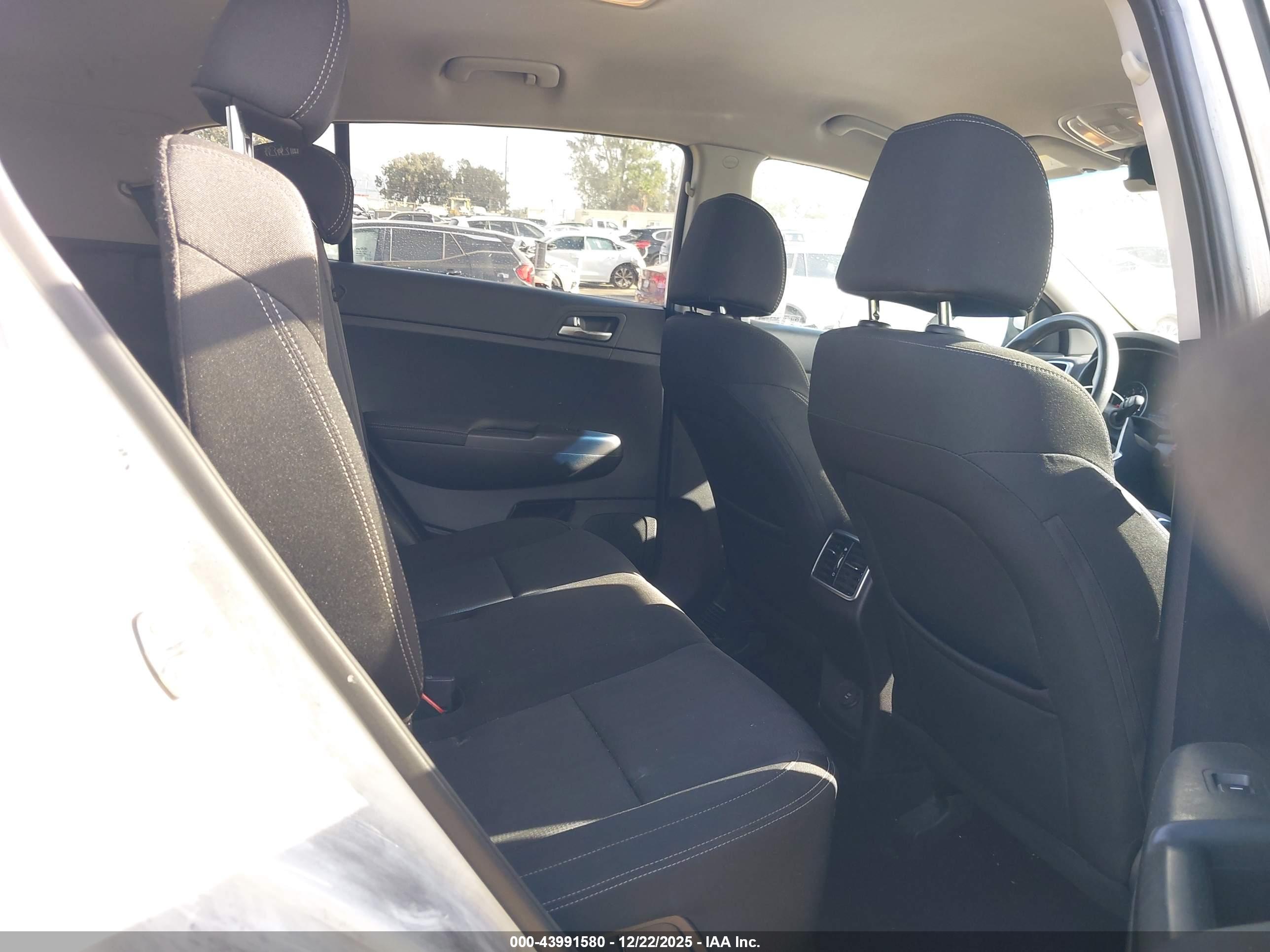 KIA SPORTAGE image 8