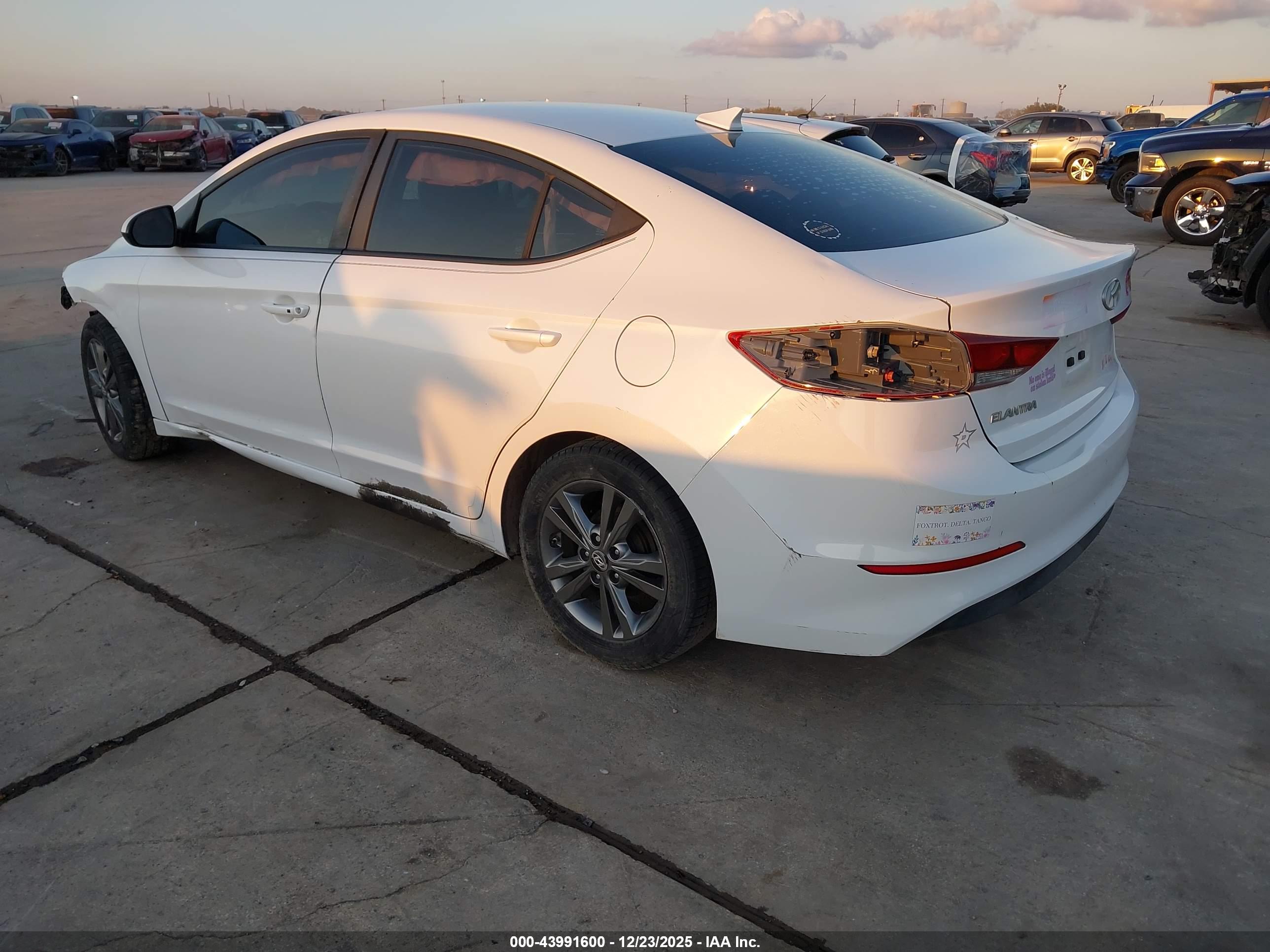 HYUNDAI ELANTRA image 3