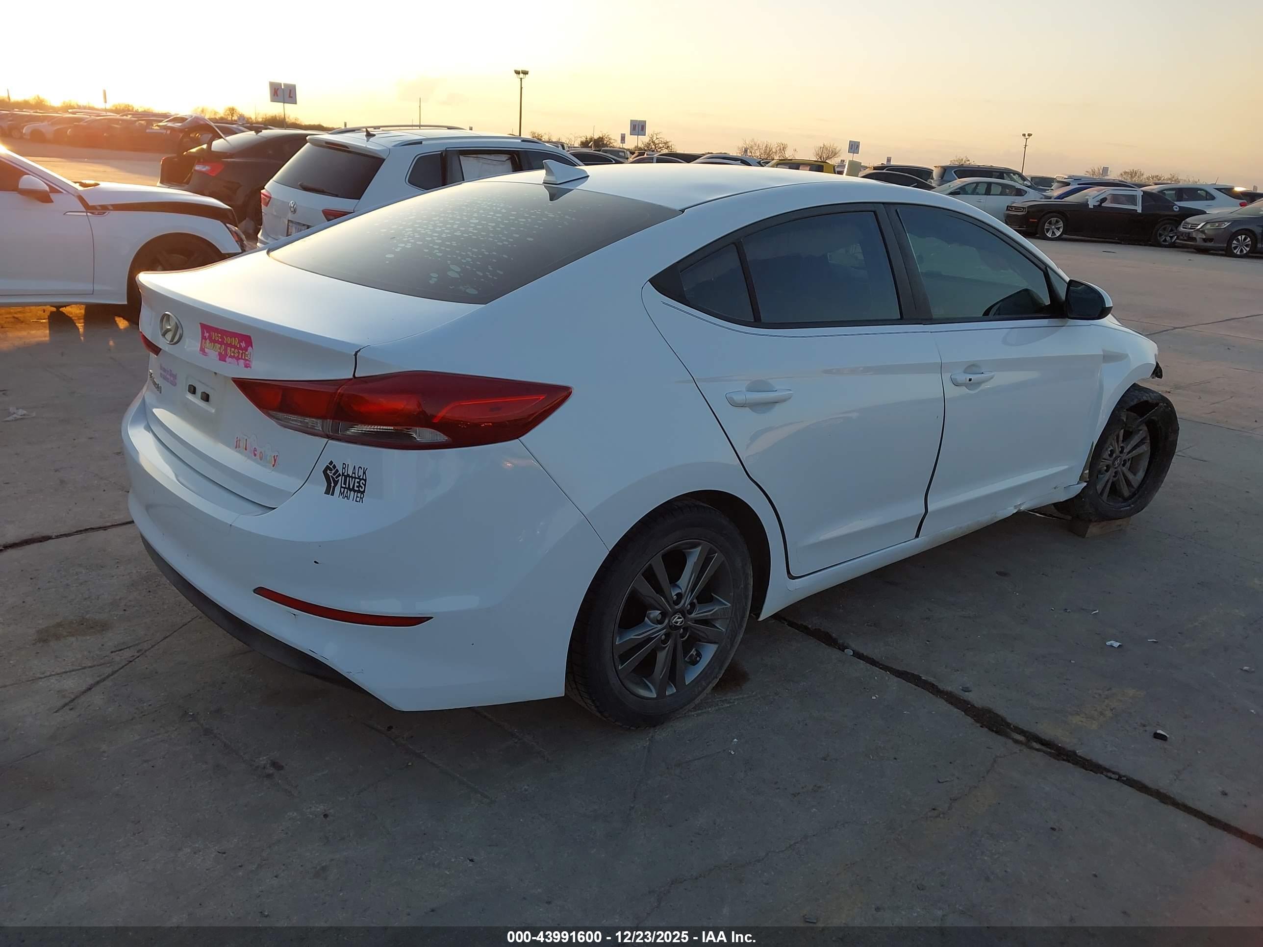 HYUNDAI ELANTRA image 4