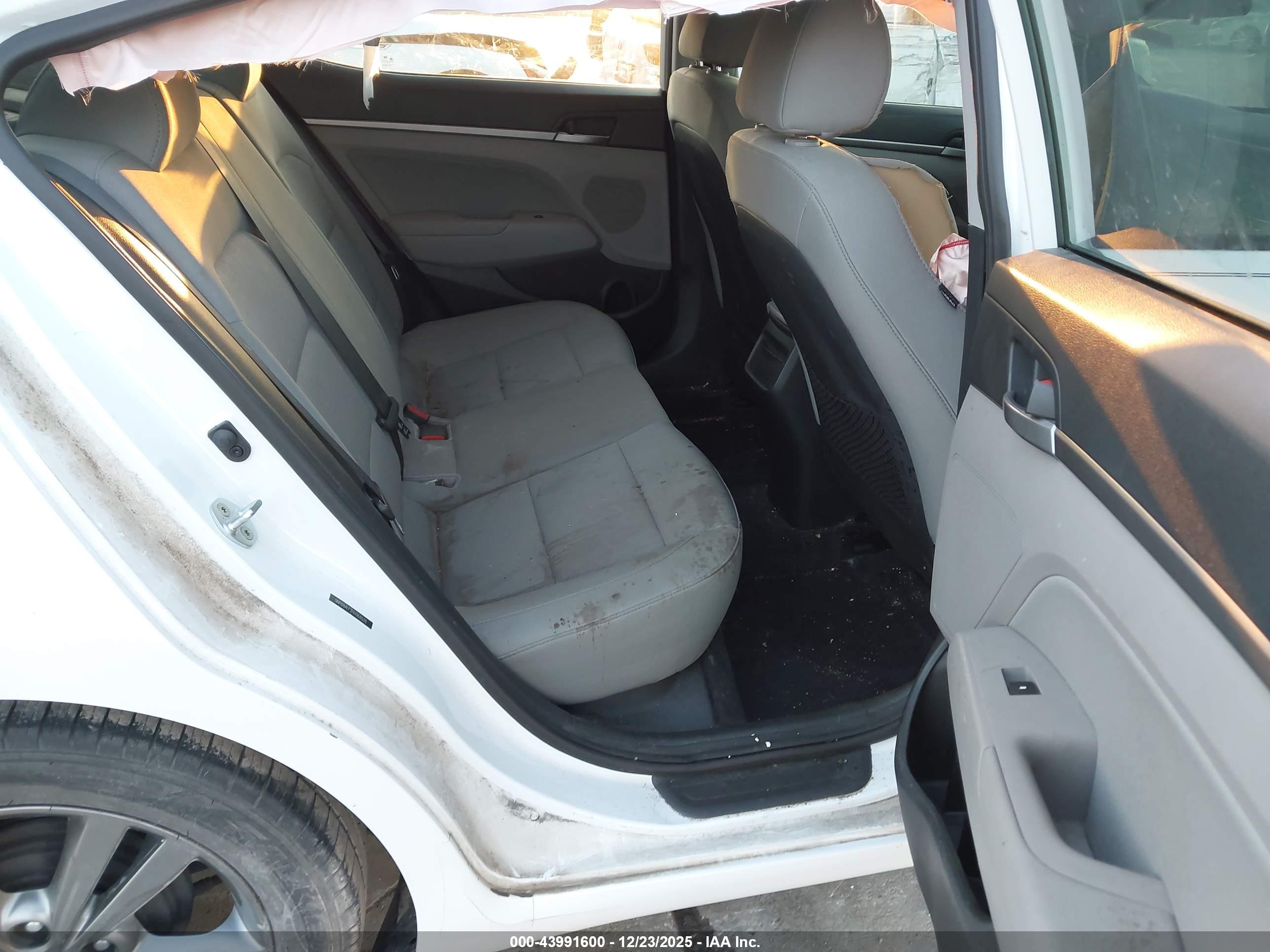 HYUNDAI ELANTRA image 8