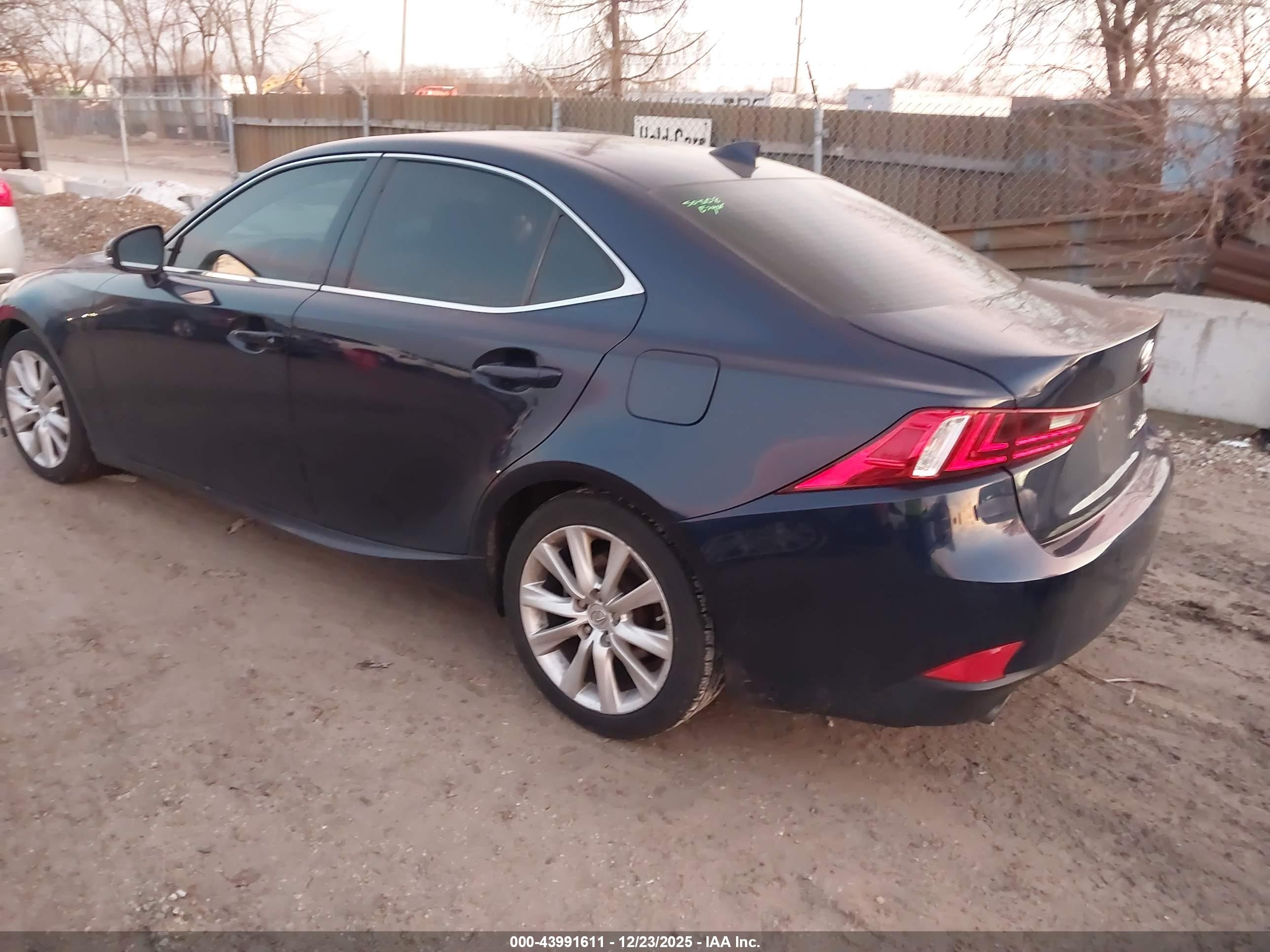 LEXUS IS image 3