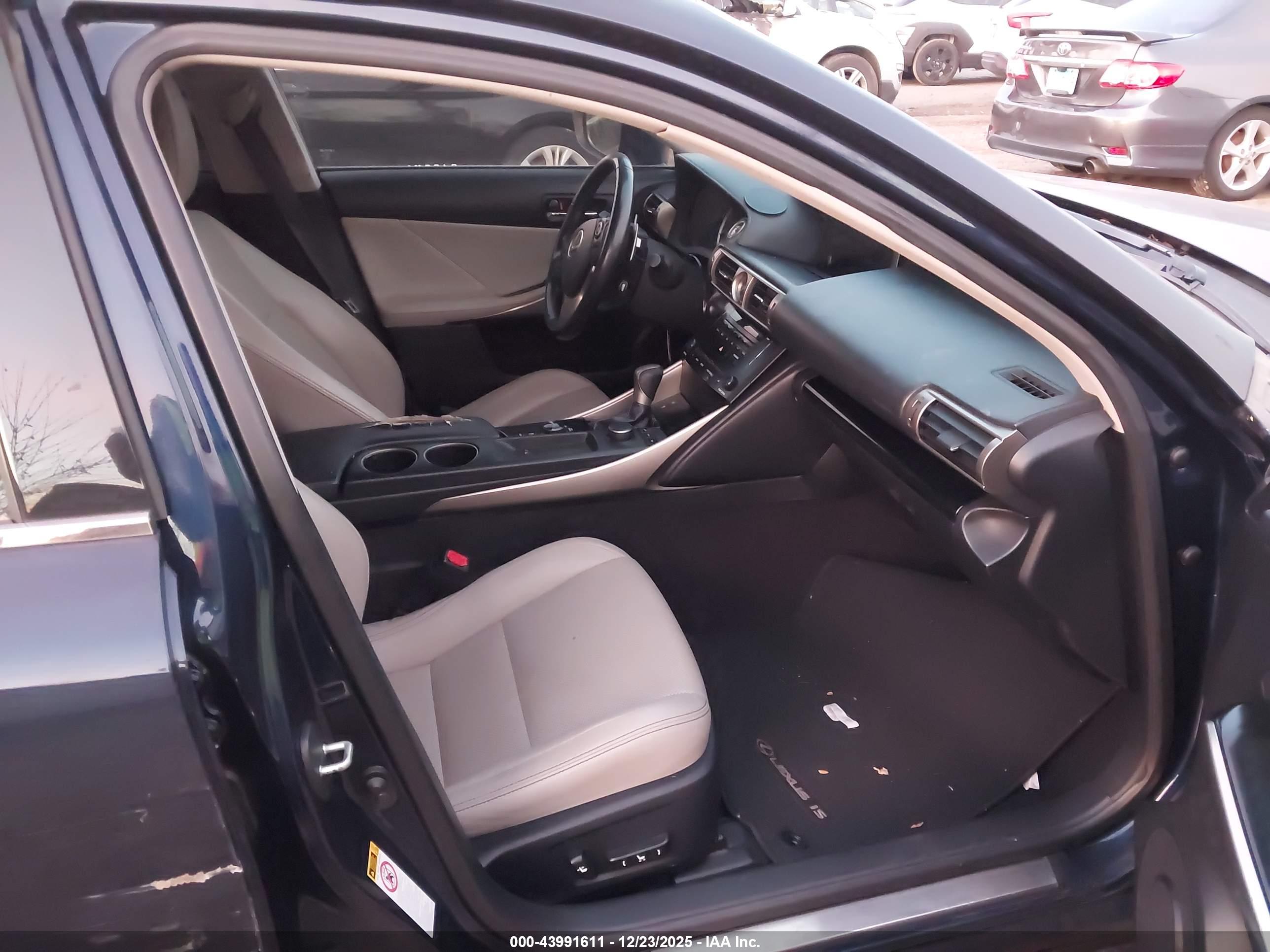 LEXUS IS image 5