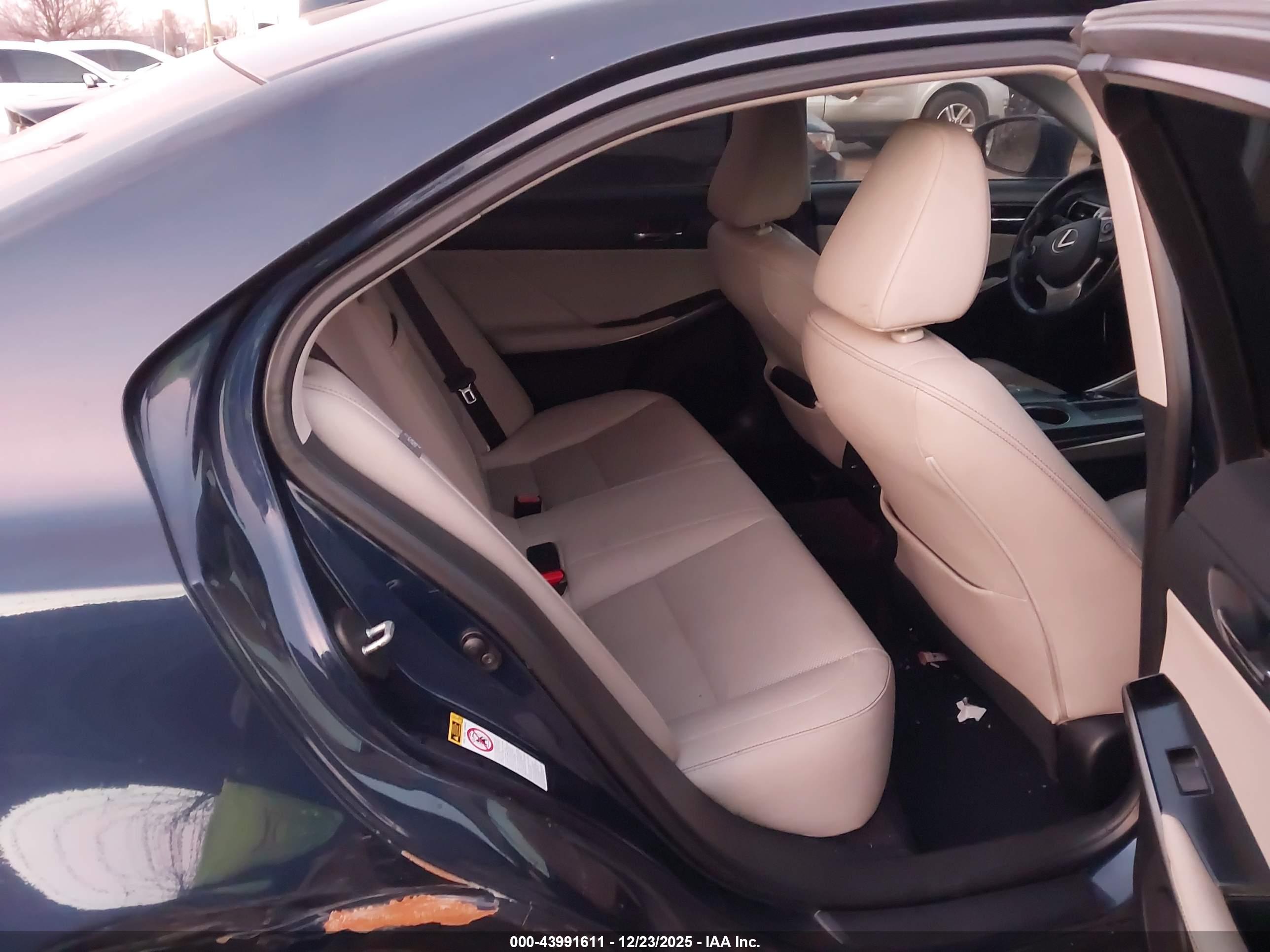 LEXUS IS image 8