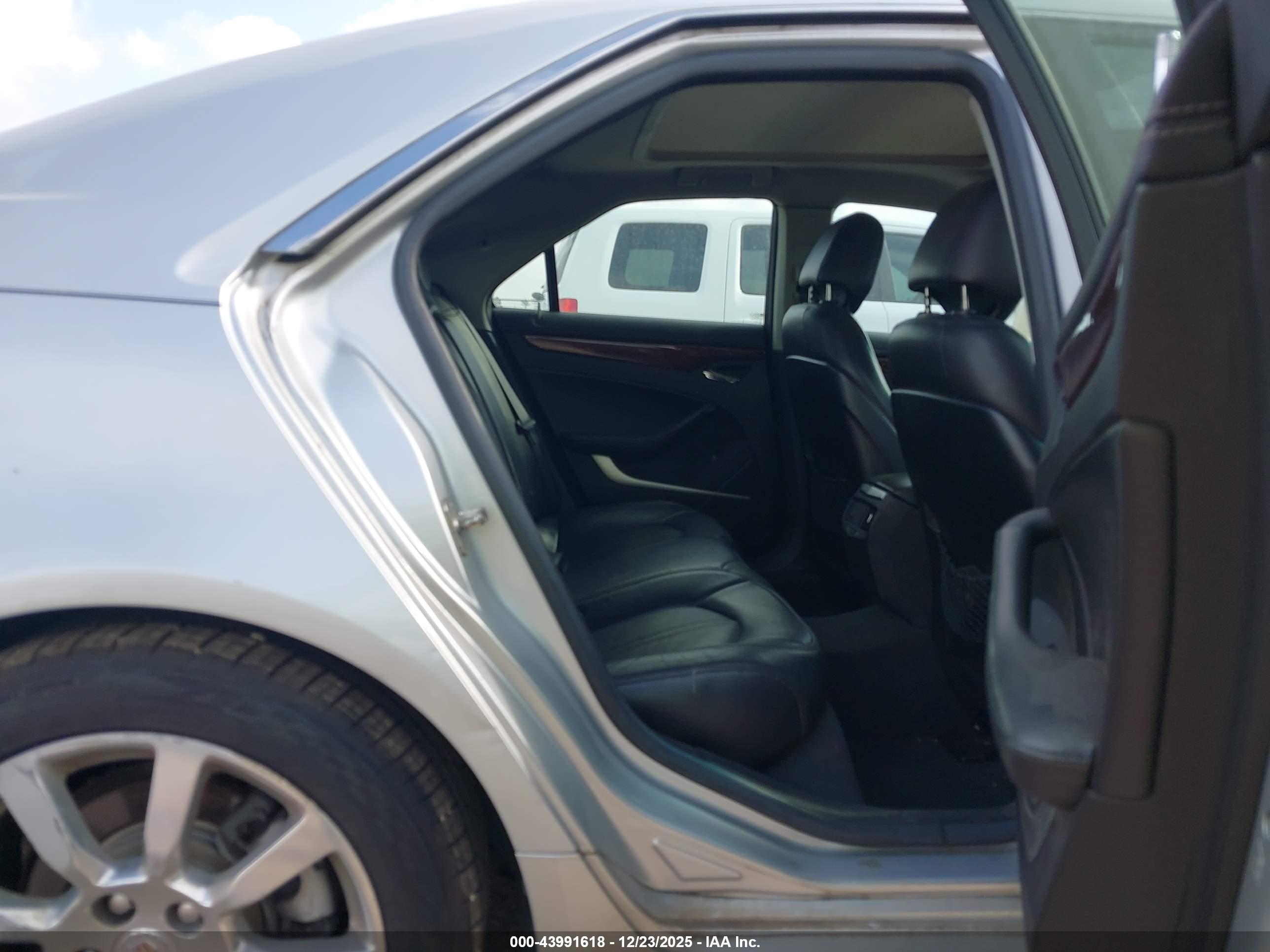 CADILLAC CTS image 8